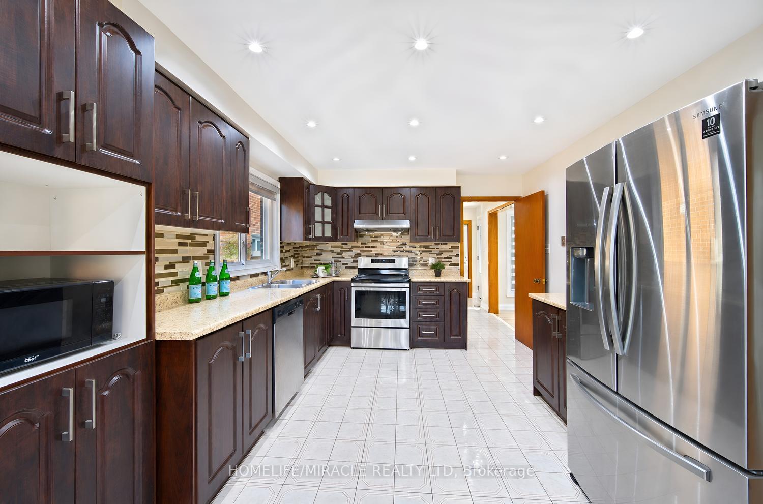 Photo 15 of 8 Loire Court, Etobicoke, West Humber-Clairville — HOMEH