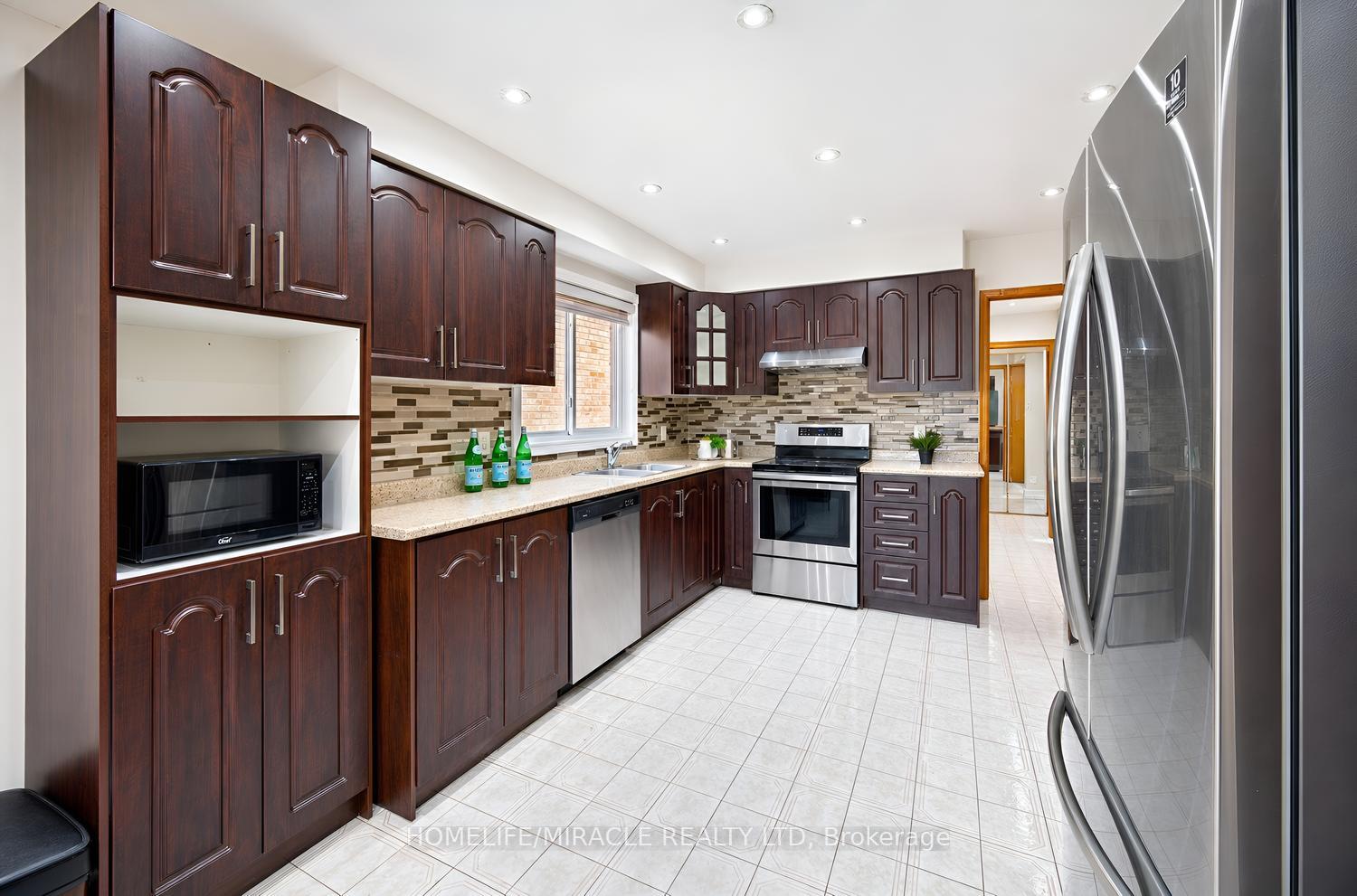 Photo 16 of 8 Loire Court, Etobicoke, West Humber-Clairville — HOMEH