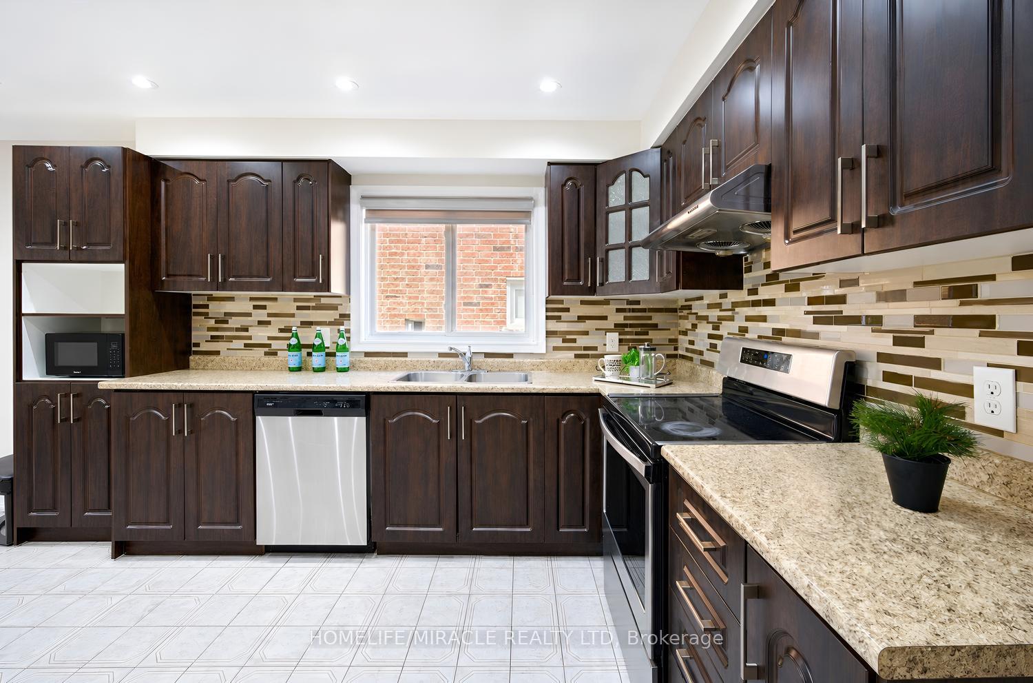 Photo 18 of 8 Loire Court, Etobicoke, West Humber-Clairville — HOMEH