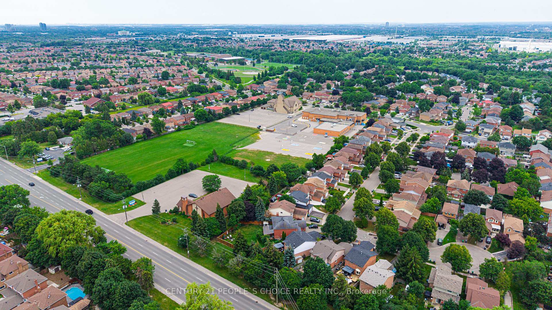 Photo 4 of 27 Reynier Drive, Brampton, Heart Lake East — HOMEH
