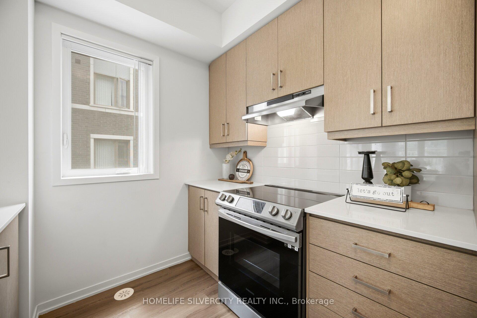 Photo 13 of Unit 13, 11 Honeycrisp Crescent, Vaughan, Vaughan Corporate Centre — HOMEH