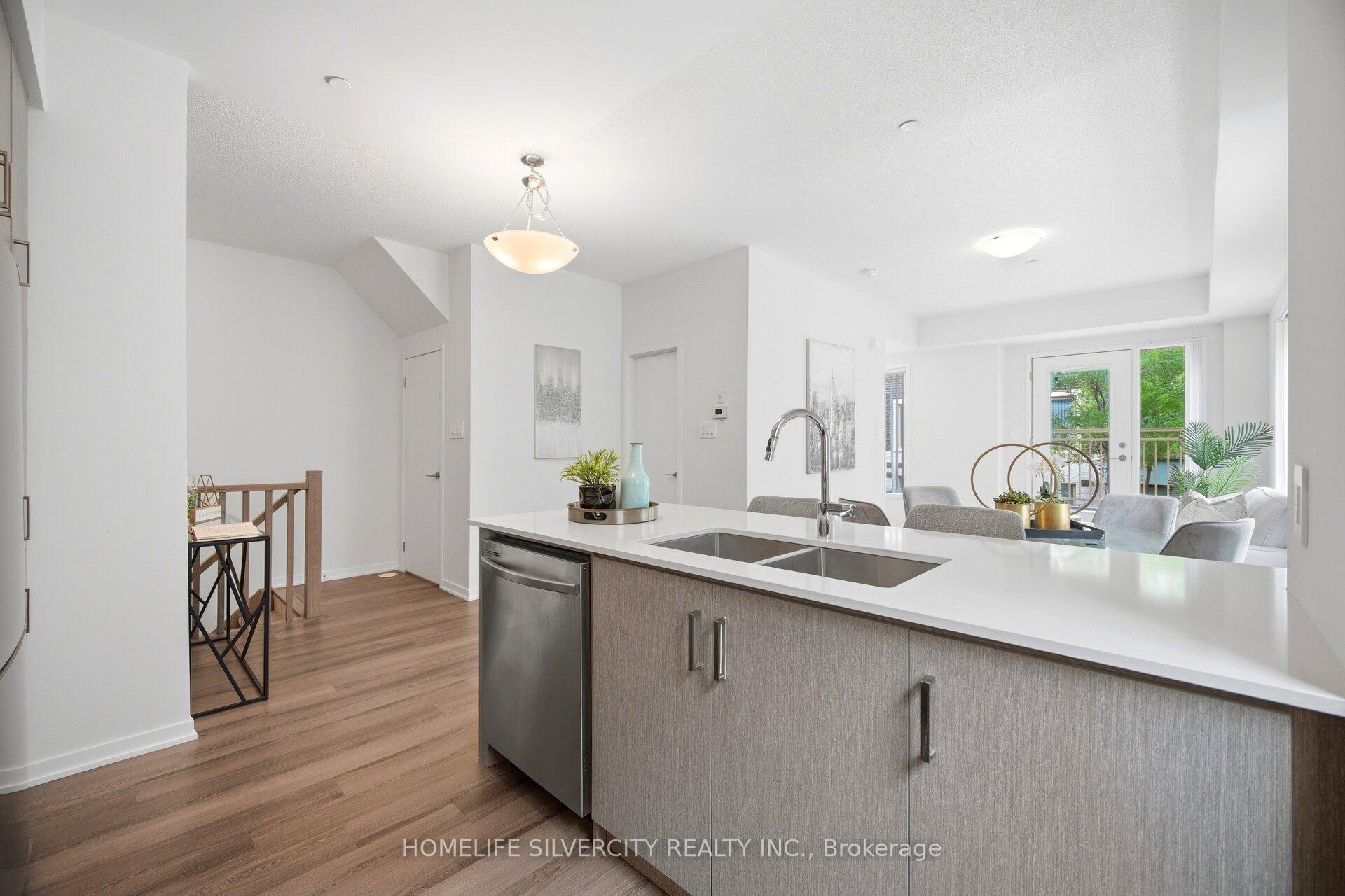 Photo 15 of Unit 13, 11 Honeycrisp Crescent, Vaughan, Vaughan Corporate Centre — HOMEH