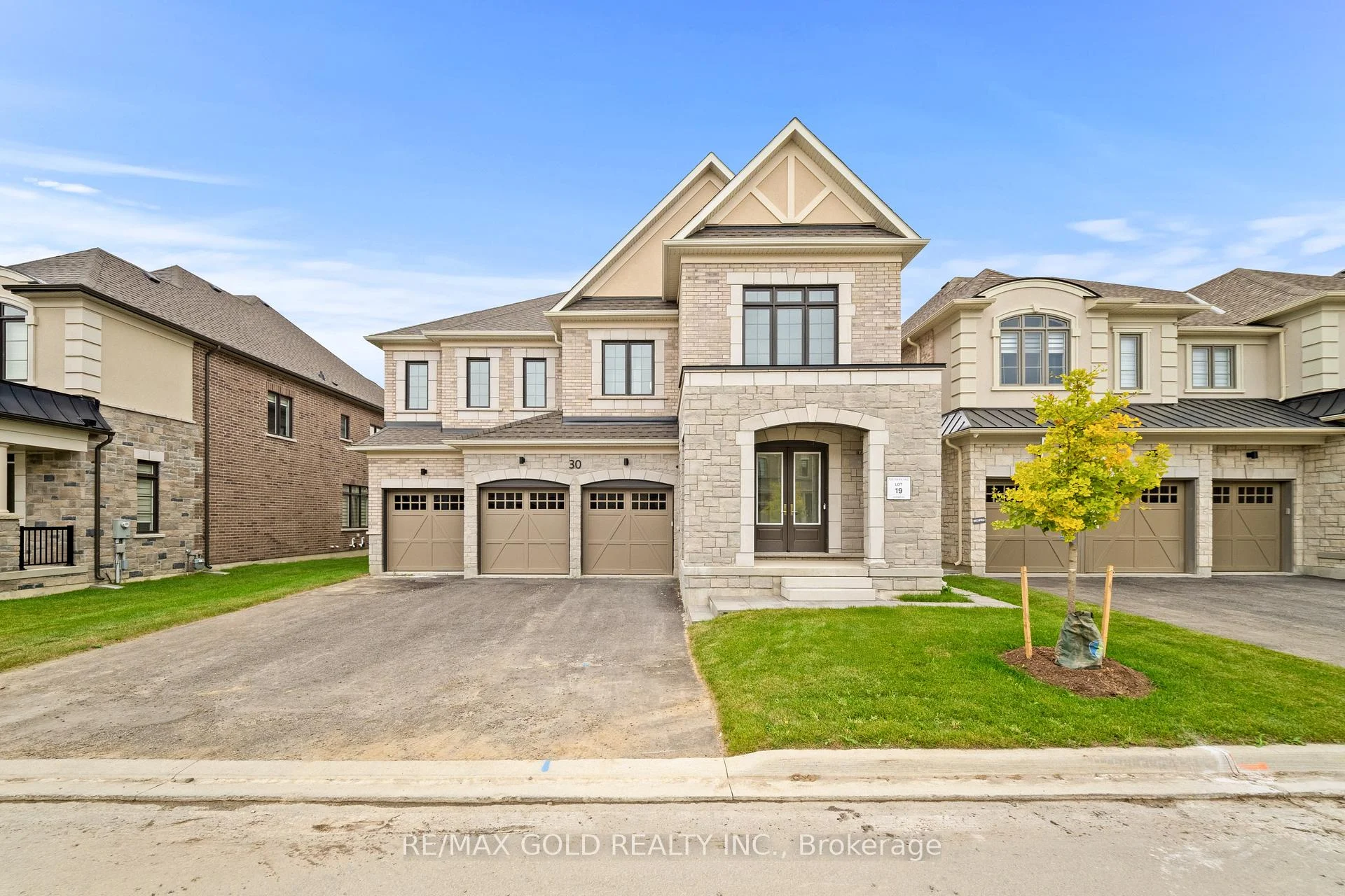 Photo 3 of 30 Mosswood Trail, Brampton, Vales of Castlemore — HOMEH