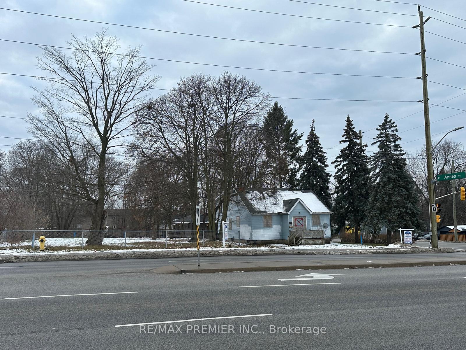 Photo 4 of 723 Dundas Street W, Whitby, Downtown Whitby — HOMEH