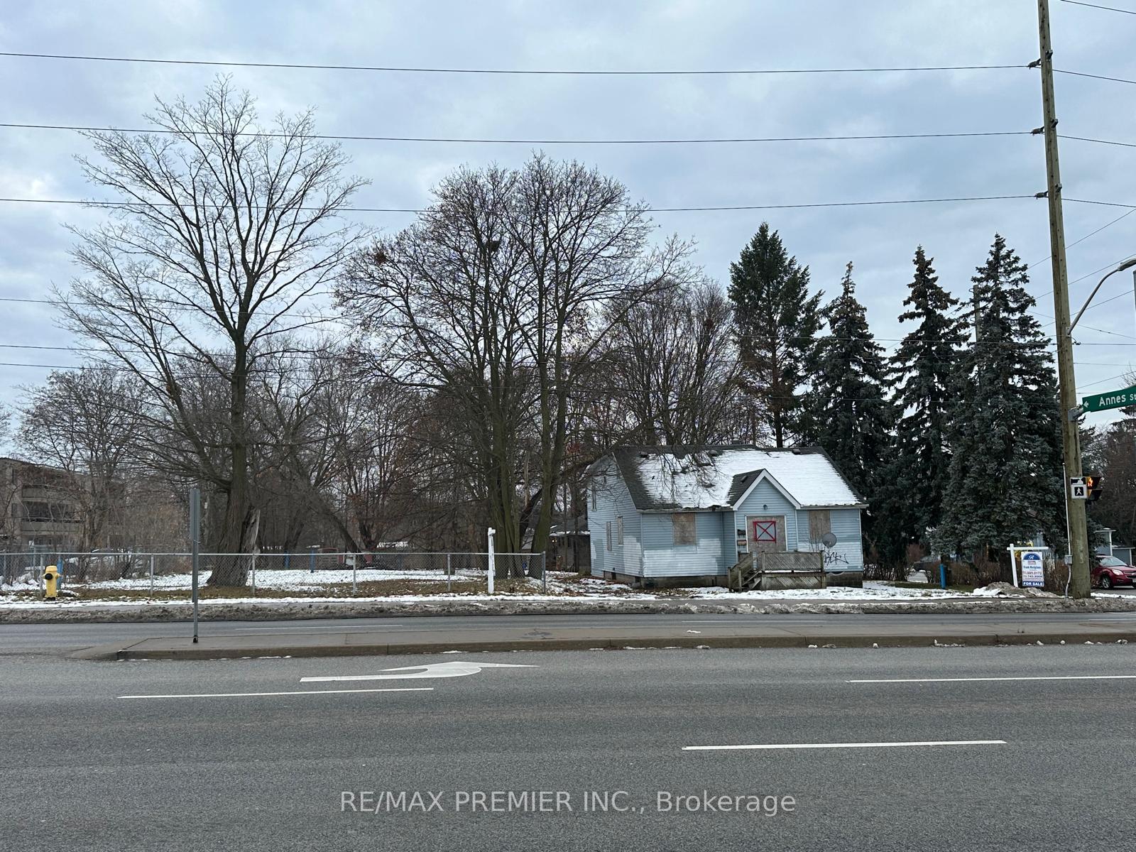 Photo 5 of 723 Dundas Street W, Whitby, Downtown Whitby — HOMEH
