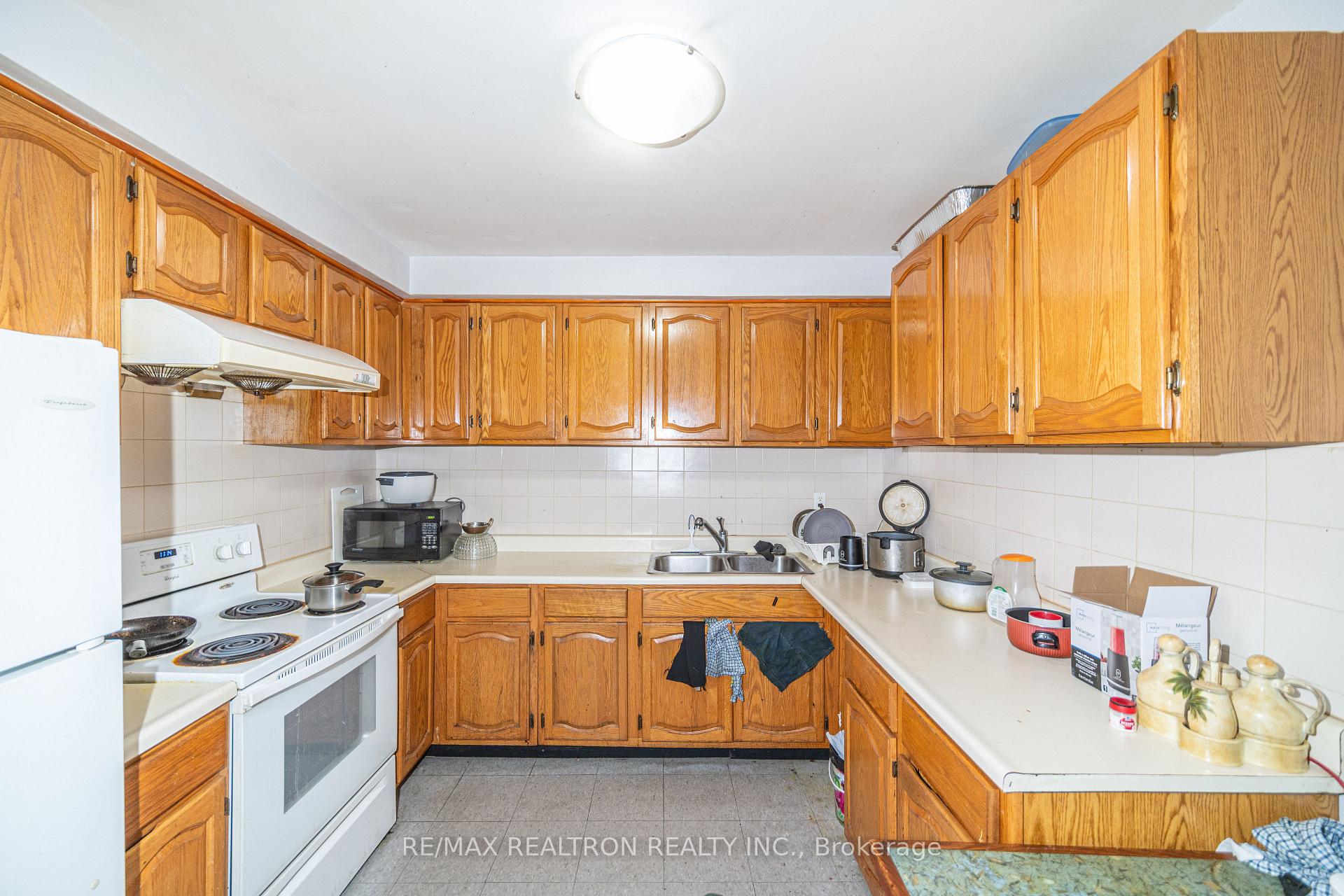 Photo 12 of 3541 St Clair Avenue E, Scarborough, Clairlea-Birchmount — HOMEH