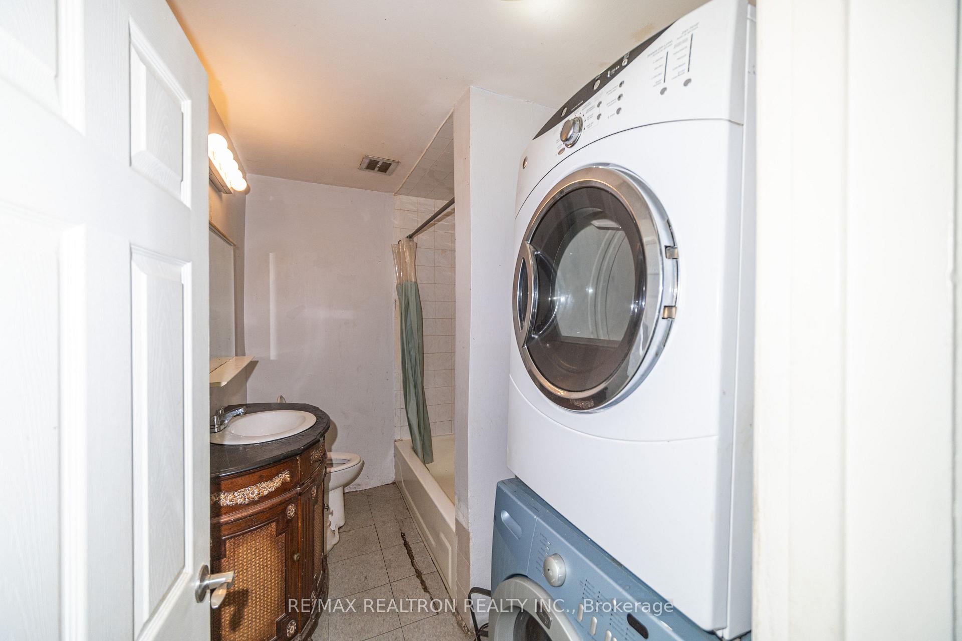 Photo 13 of 3541 St Clair Avenue E, Scarborough, Clairlea-Birchmount — HOMEH