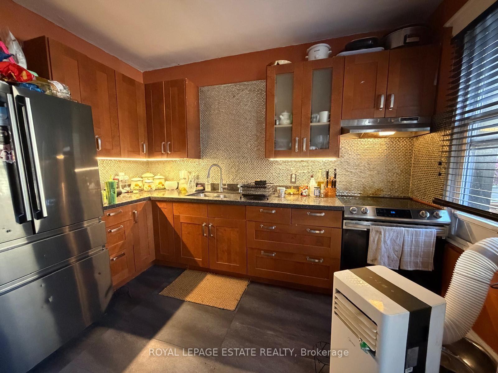 Photo 15 of 1562 Queen Street E, Toronto, Greenwood-Coxwell — HOMEH
