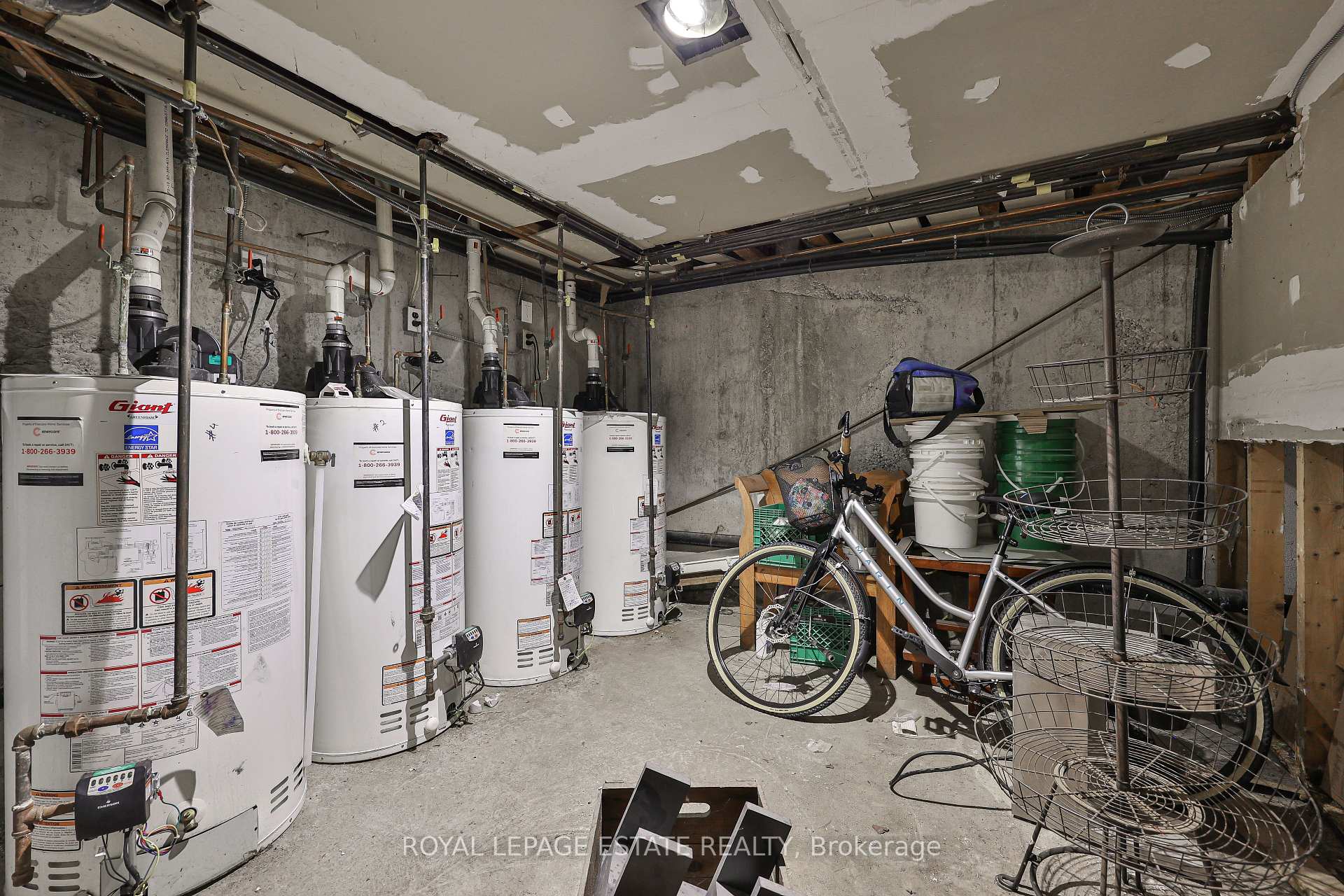 Photo 11 of 1450 Gerrard Street E, Toronto, Greenwood-Coxwell — HOMEH