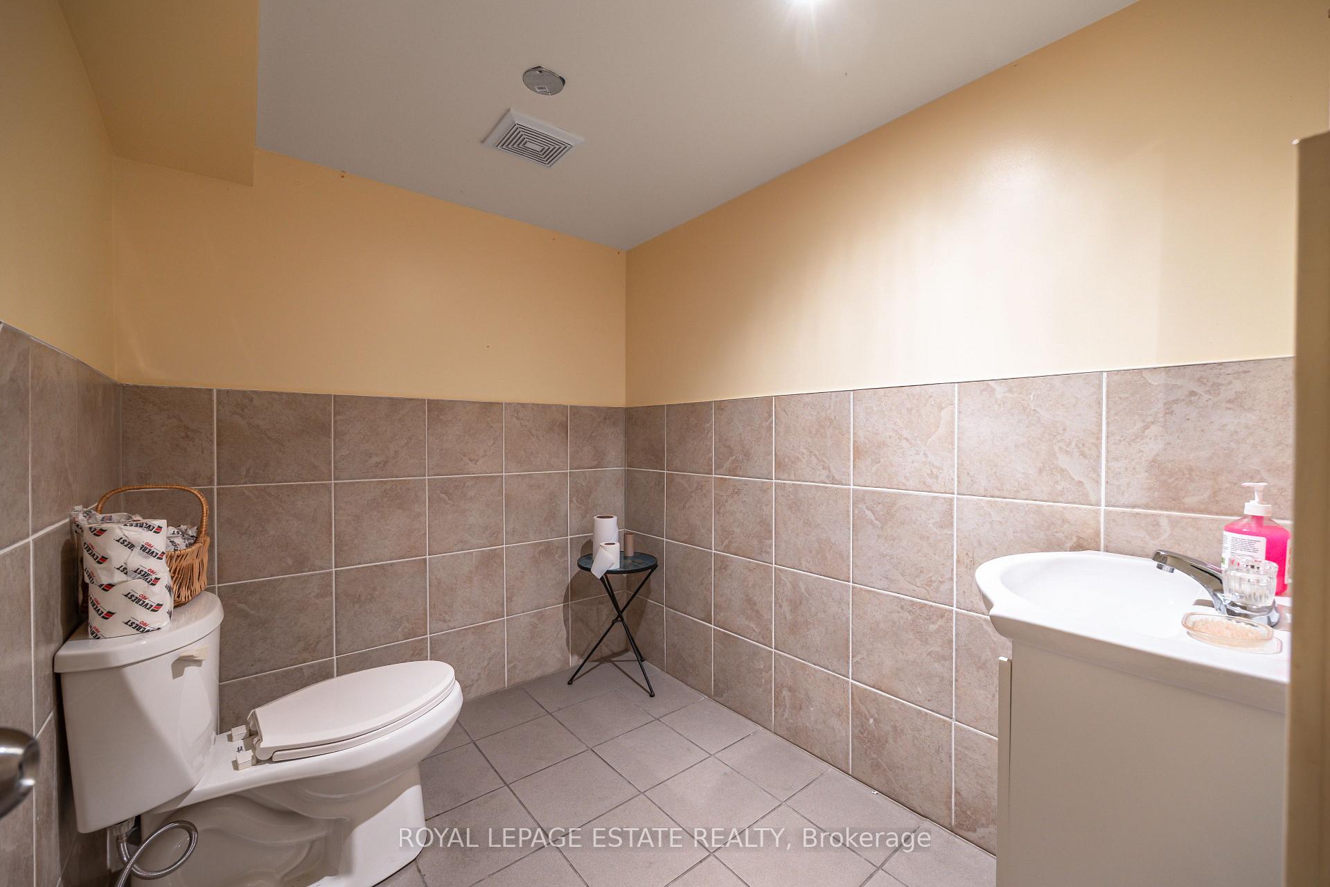 Photo 12 of 1450 Gerrard Street E, Toronto, Greenwood-Coxwell — HOMEH