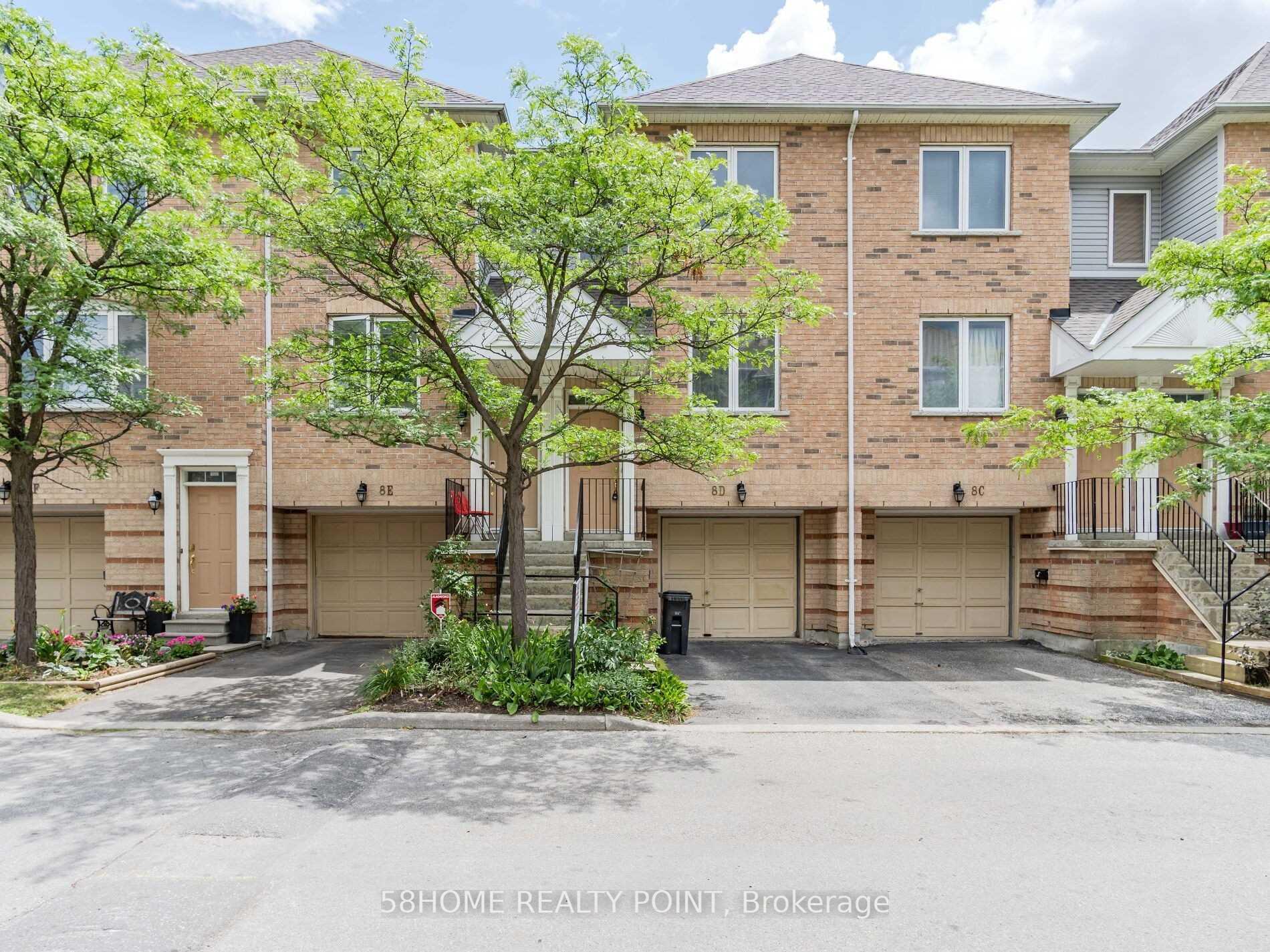 Front of 8D Leaside Park Drive