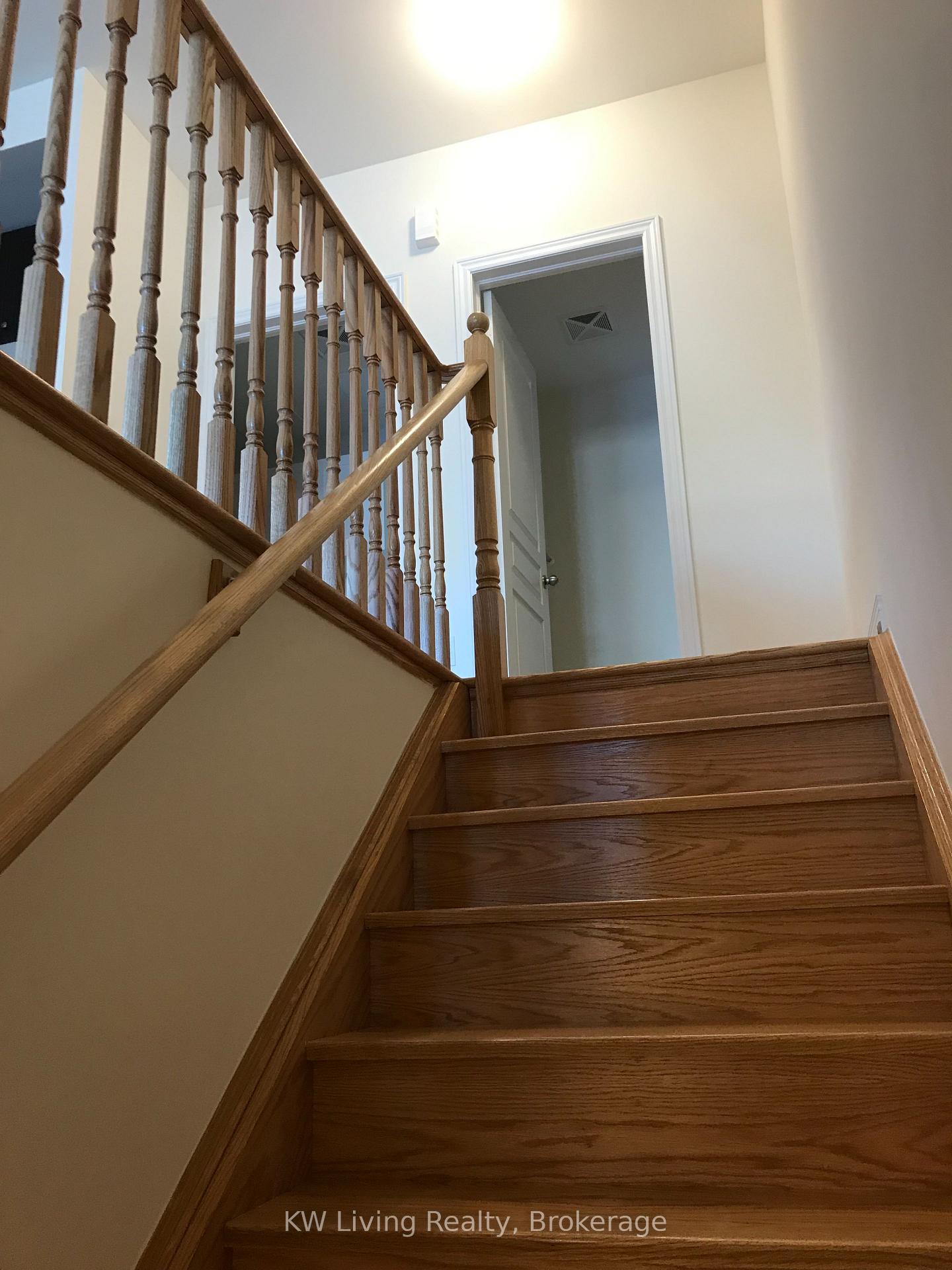 Photo 5 of 8 Nipigon Avenue, Markham, Berczy — HOMEH