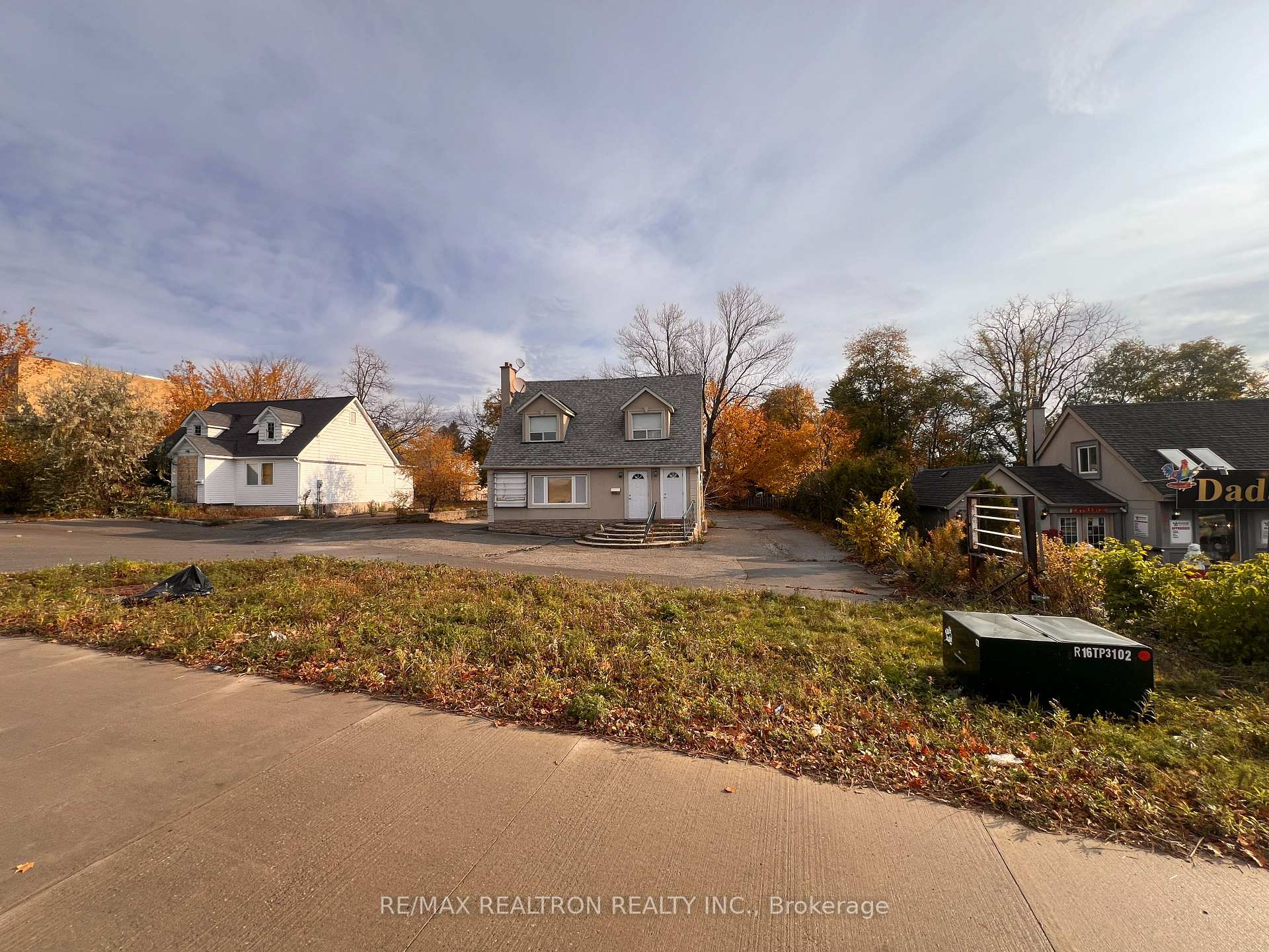 Photo 2 of 9883 Yonge Street, Richmond Hill, Harding — HOMEH