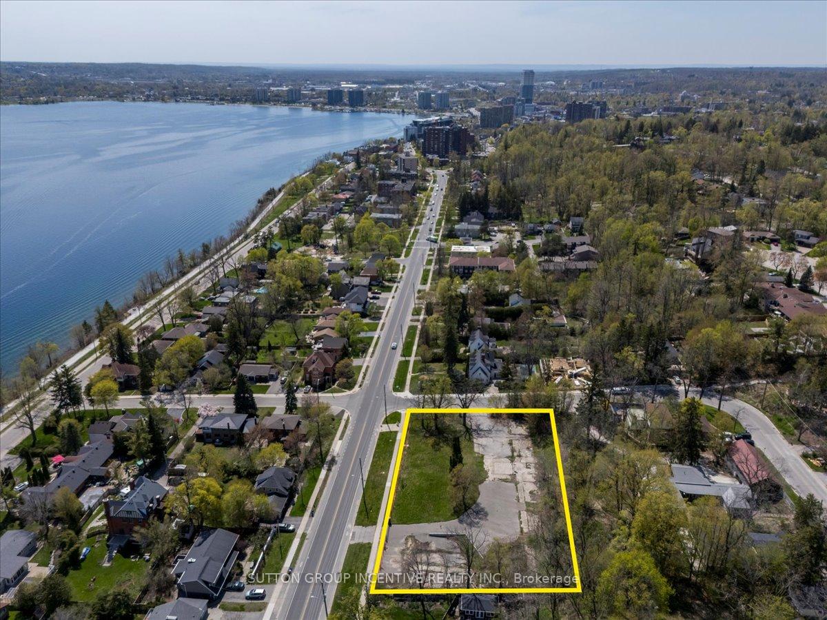 Photo 8 of 114 Blake Street E, Barrie, North Shore — HOMEH