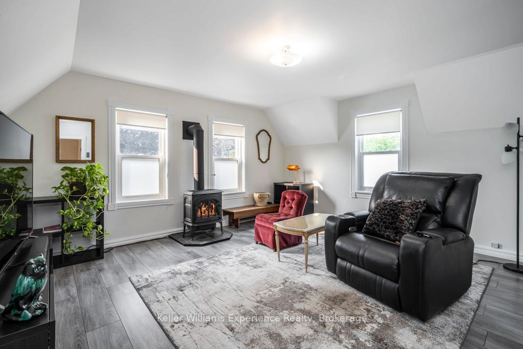 Photo 11 of 206 Fourth Street, Midland — HOMEH
