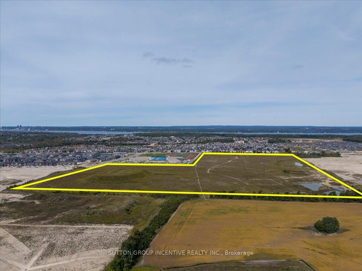 Photo 3 of 883 Mapleview Drive E, Barrie, Rural Barrie Southeast — HOMEH