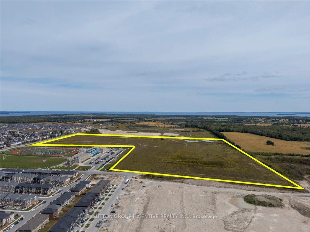 Photo 4 of 883 Mapleview Drive E, Barrie, Rural Barrie Southeast — HOMEH