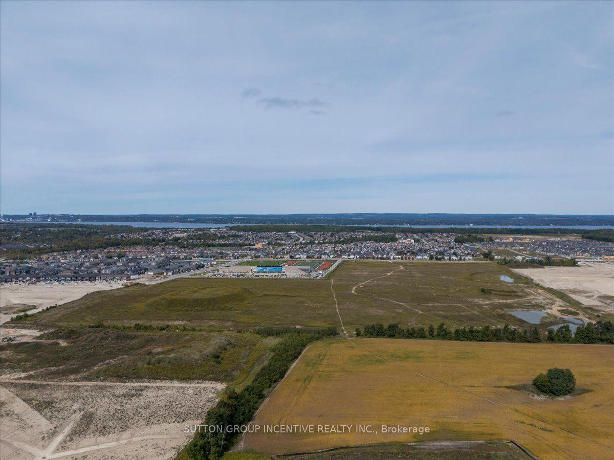 Photo 12 of 883 Mapleview Drive E, Barrie, Rural Barrie Southeast — HOMEH
