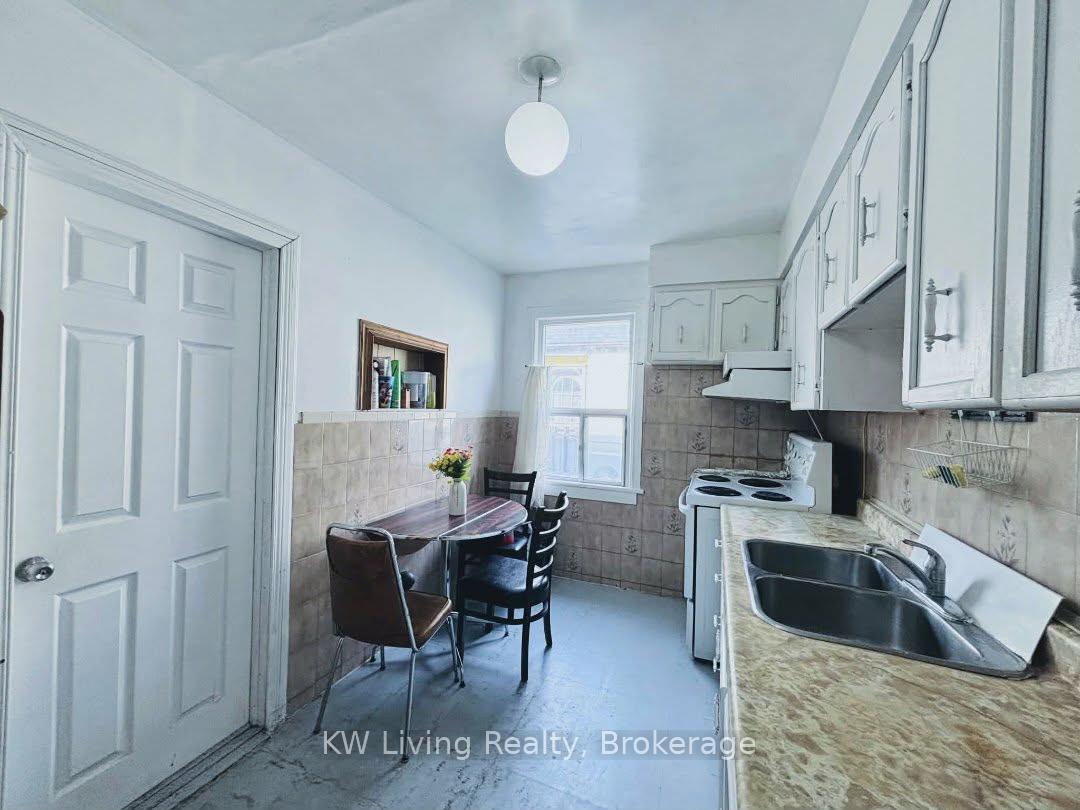 Photo 22 of 3339 Lake Shore Boulevard W, Etobicoke, Long Branch — HOMEH