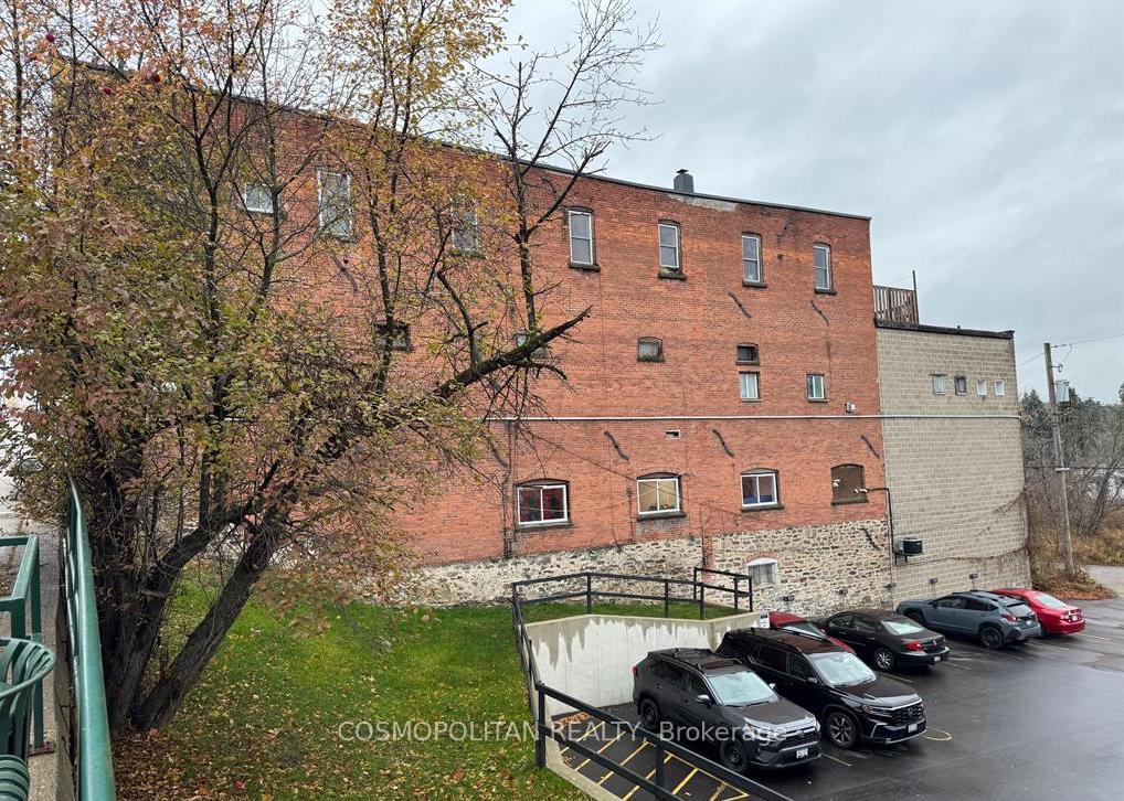 Photo 2 of 75 Manitoba Street, Bracebridge — HOMEH