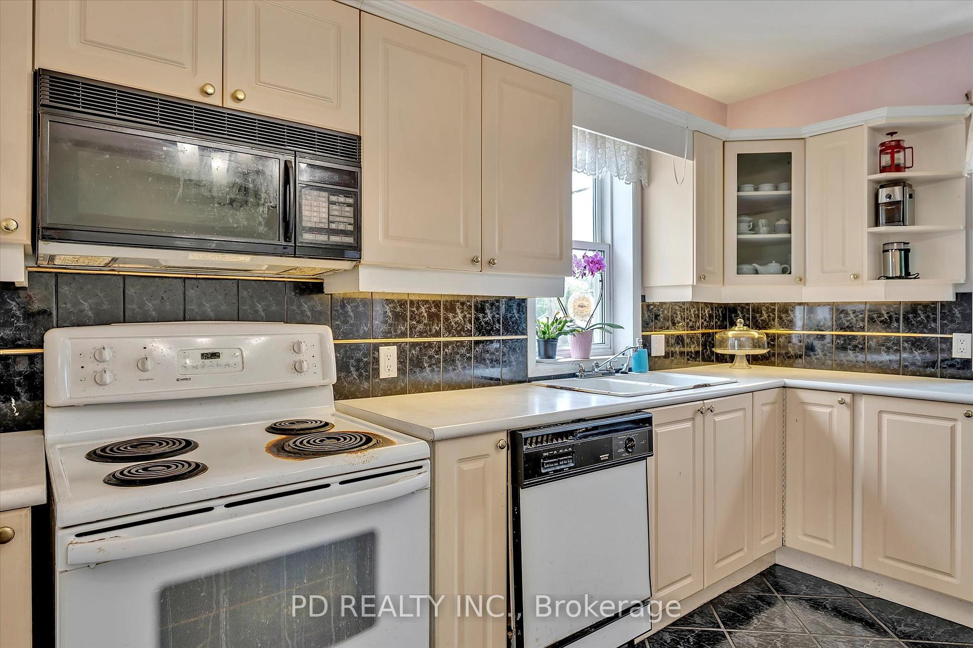 Photo 23 of 2449 Queen Mary Street, Cavan Monaghan, Cavan Twp — HOMEH