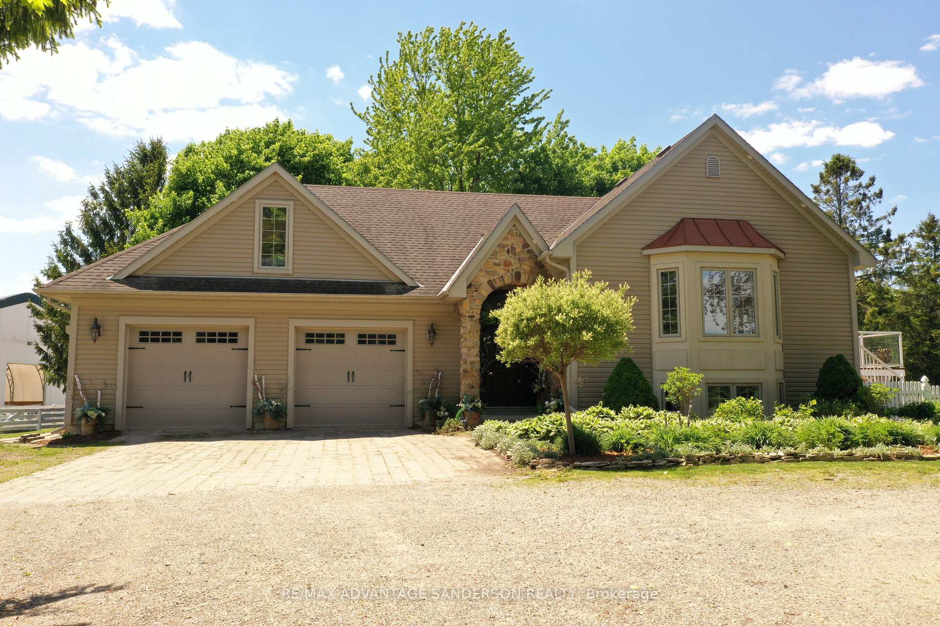 Photo 2 of 4099 McIntosh Drive, North Middlesex, Parkhill — HOMEH