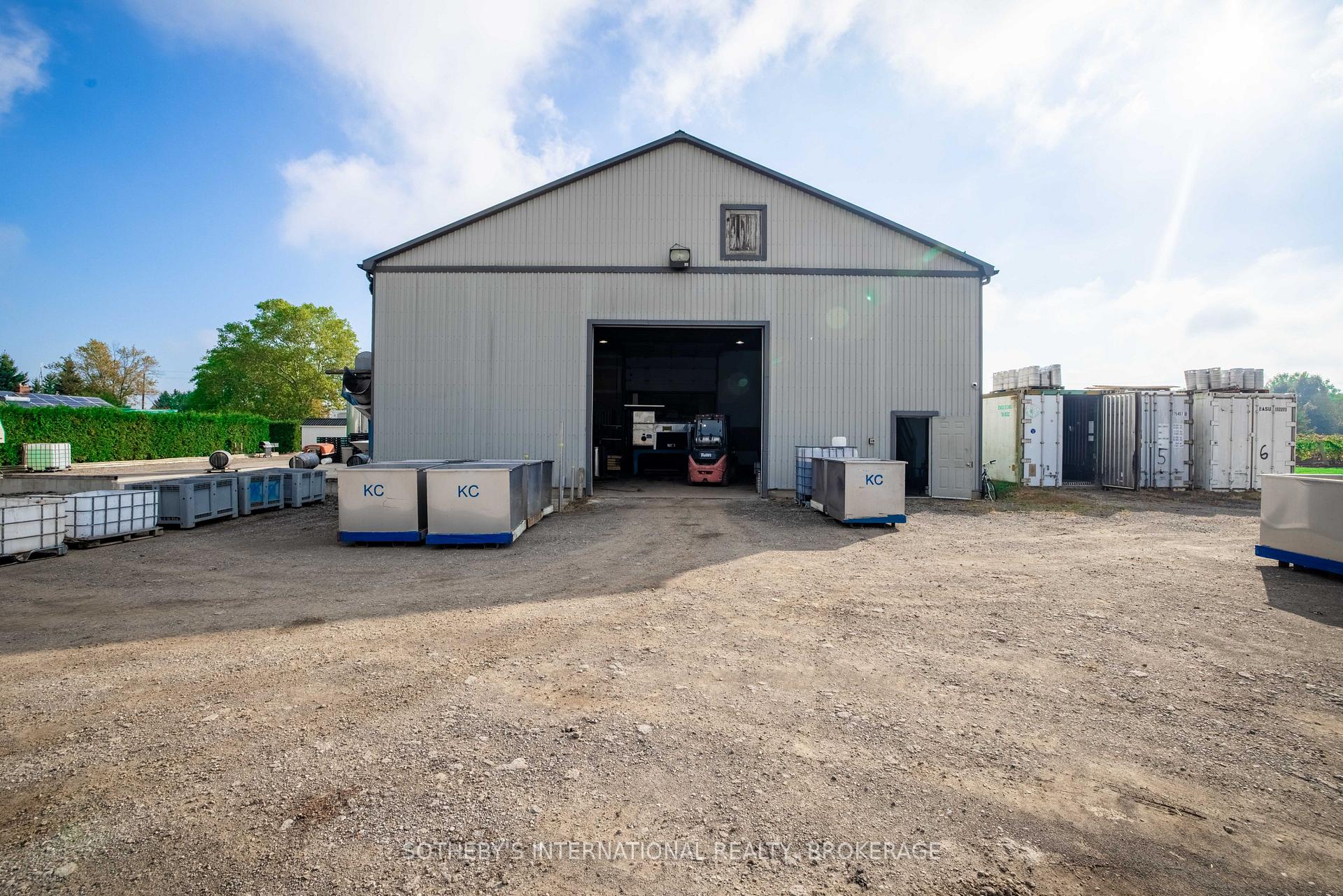 Photo 2 of 2083 Seventh Street, St. Catharines, Rural Fourth — HOMEH