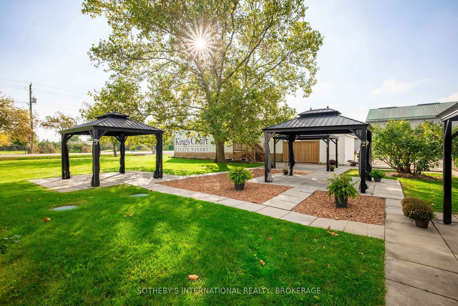 Photo 4 of 2083 Seventh Street, St. Catharines, Rural Fourth — HOMEH