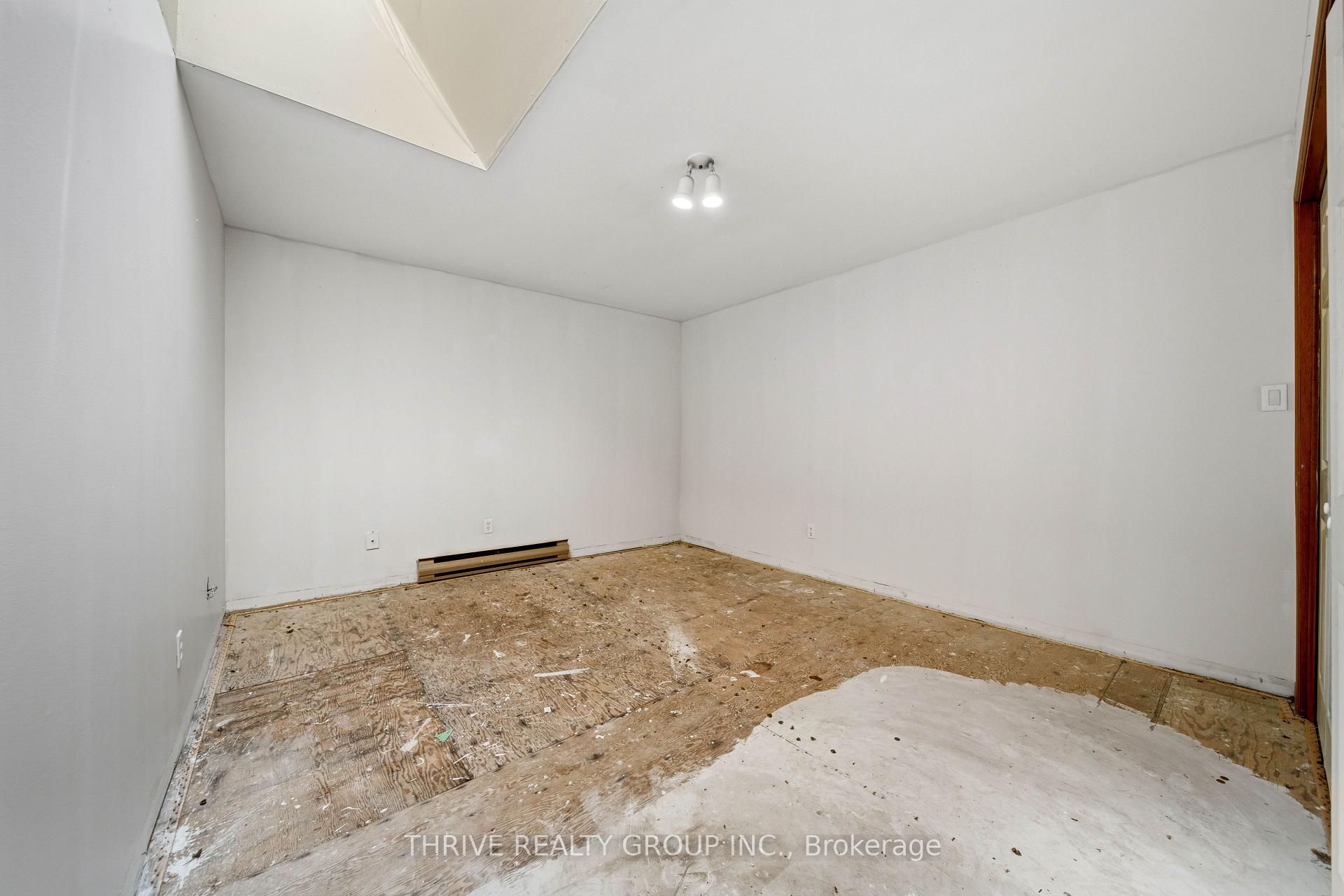 Photo 48 of 119 Dundas Street, London, East K — HOMEH