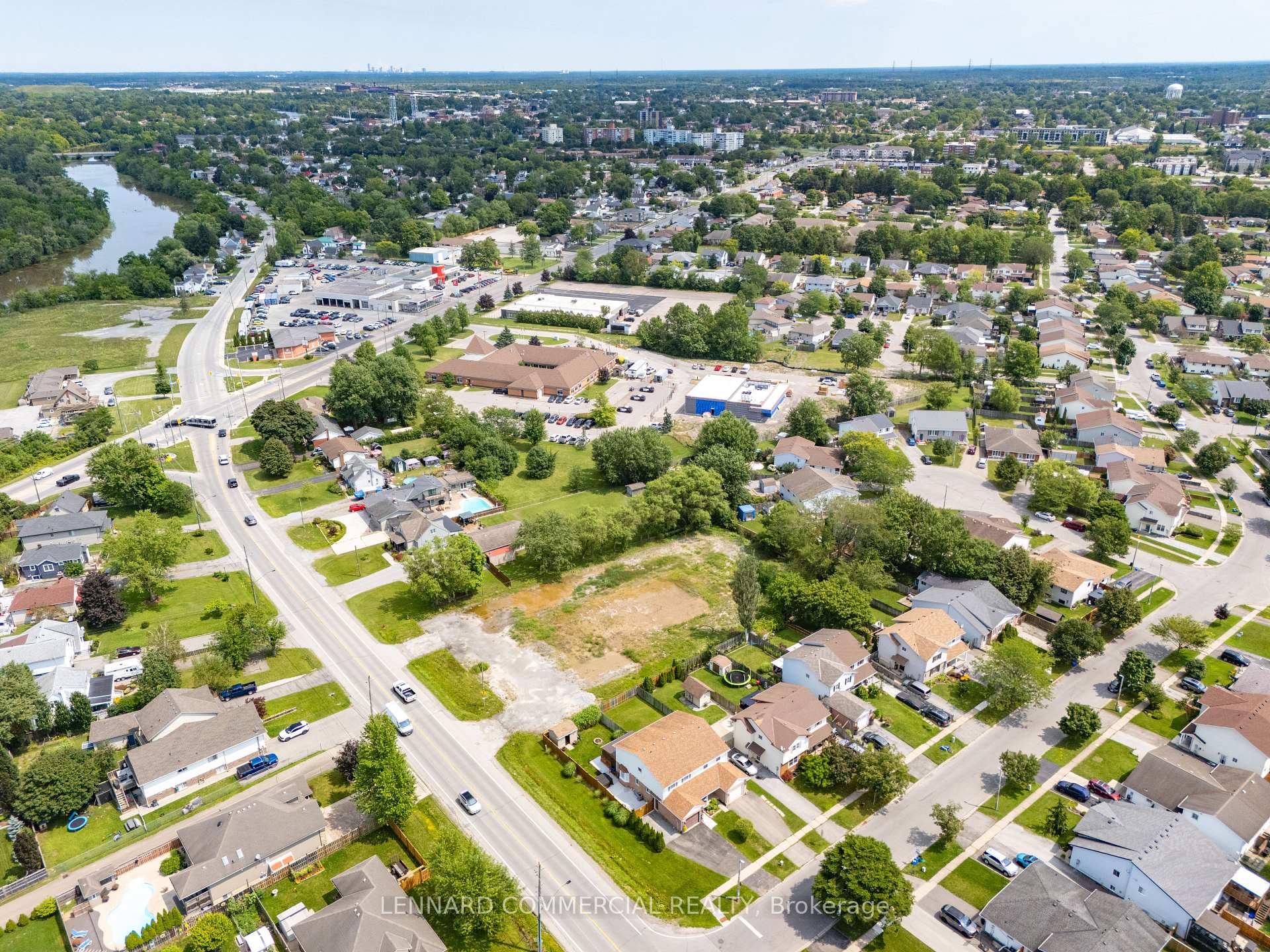 Photo 3 of 215 Riverside Drive, Welland, Broadway — HOMEH