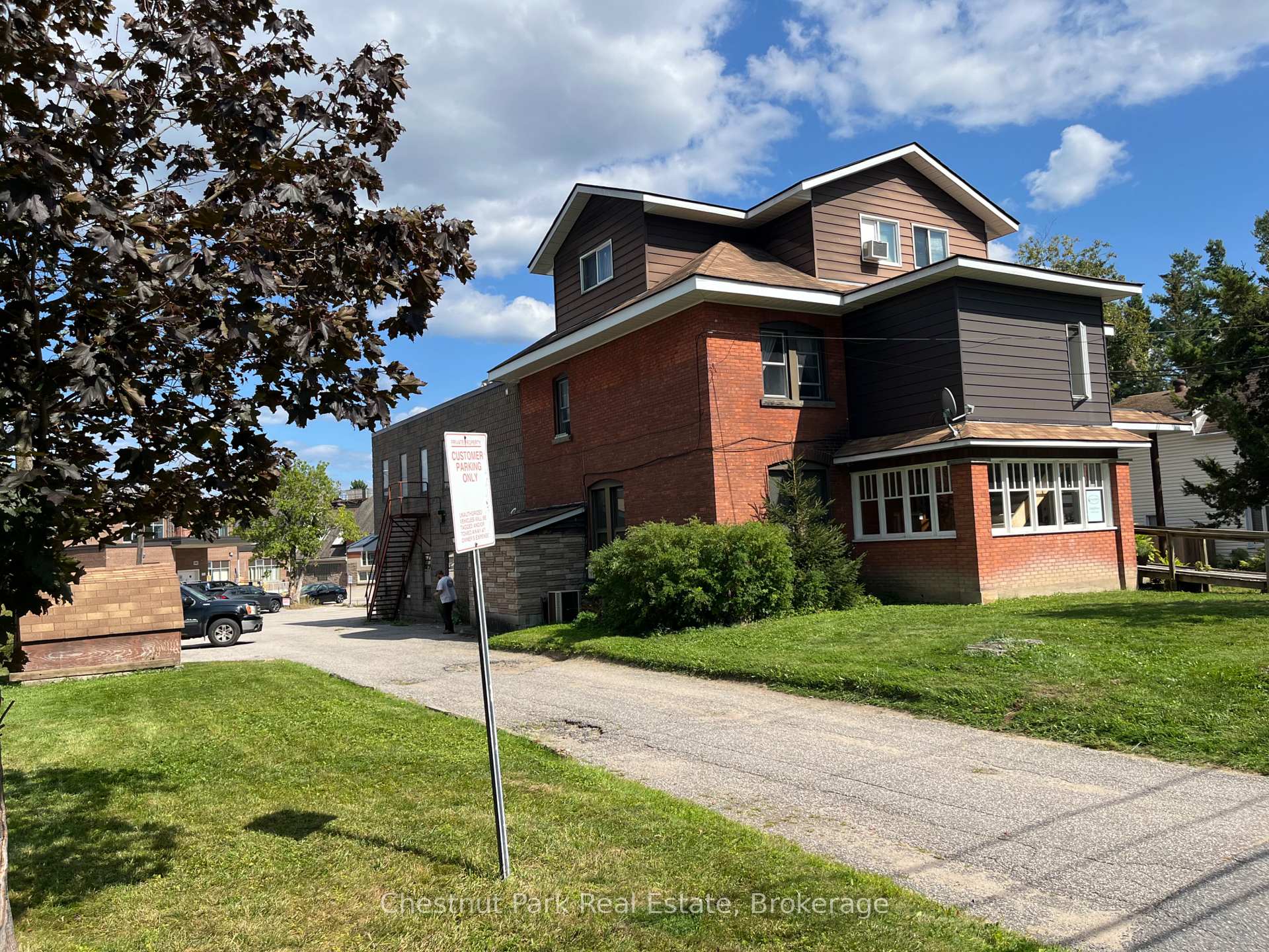 Photo 2 of 109 Kimberley Avenue, Bracebridge — HOMEH