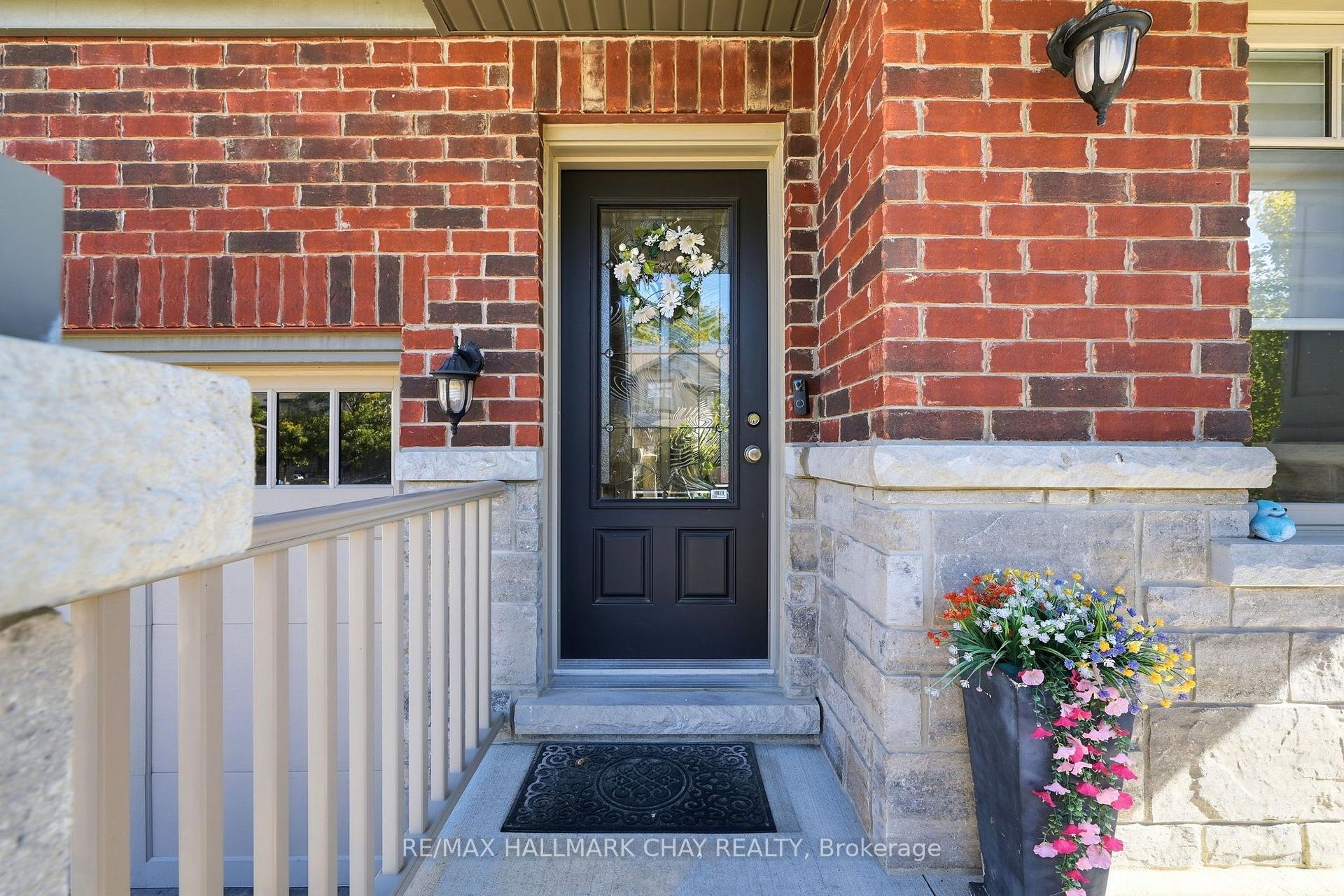 Photo 5 of 61 Carleton Trail, New Tecumseth, Beeton — HOMEH