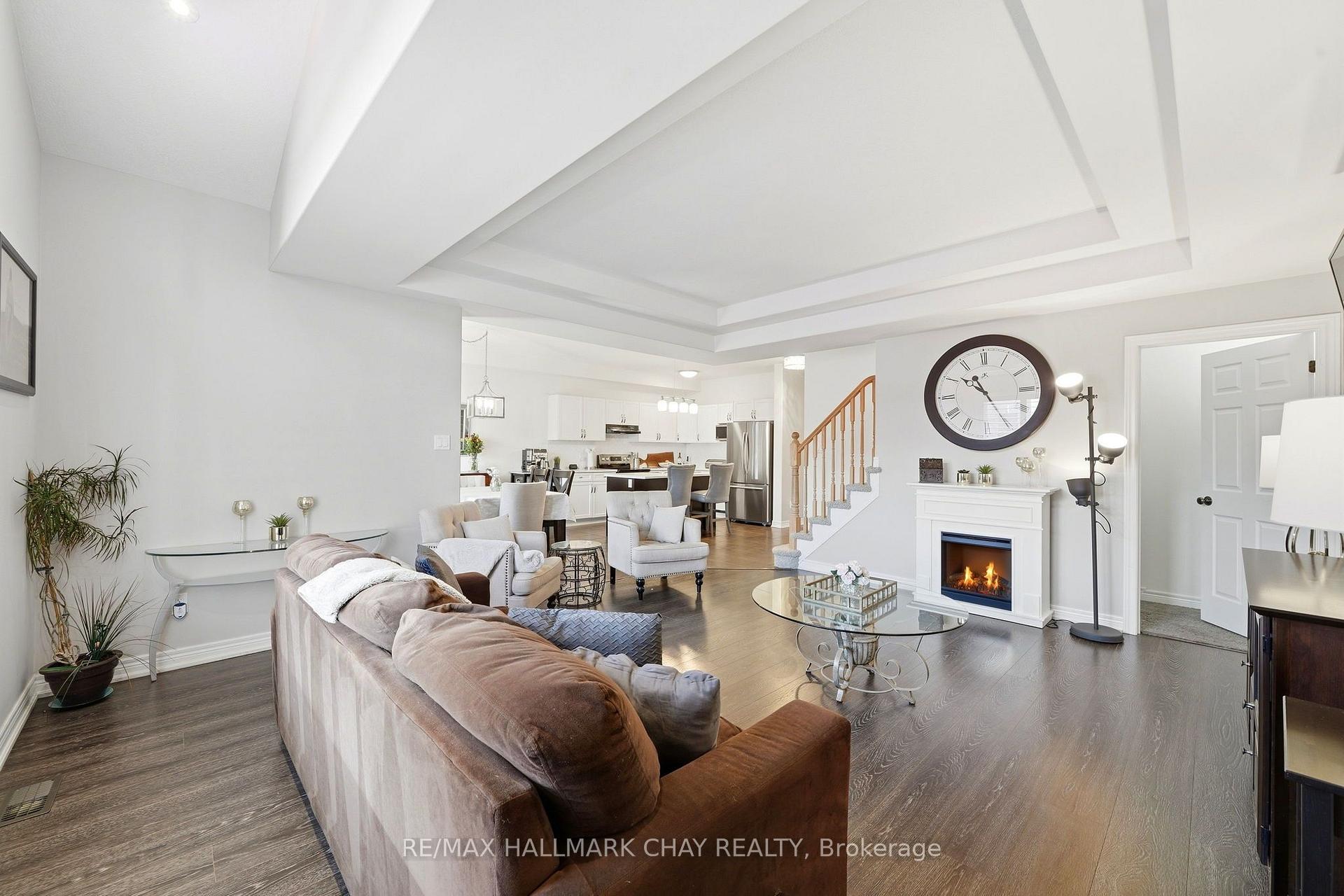 Photo 9 of 61 Carleton Trail, New Tecumseth, Beeton — HOMEH