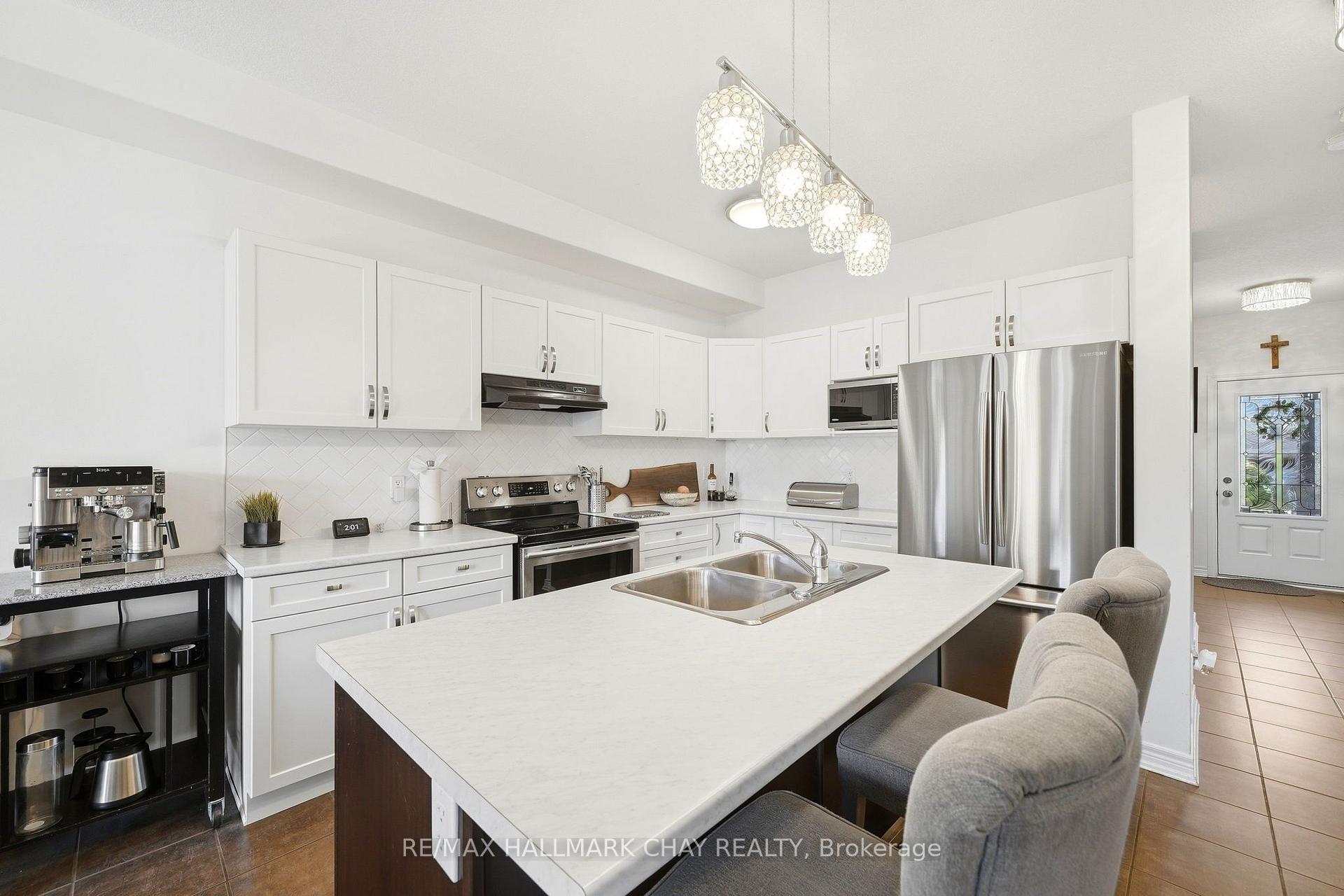 Photo 11 of 61 Carleton Trail, New Tecumseth, Beeton — HOMEH