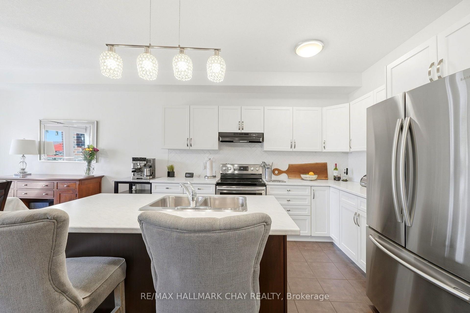 Photo 12 of 61 Carleton Trail, New Tecumseth, Beeton — HOMEH