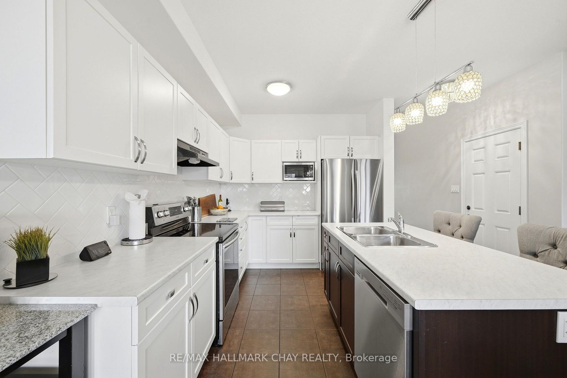 Photo 15 of 61 Carleton Trail, New Tecumseth, Beeton — HOMEH