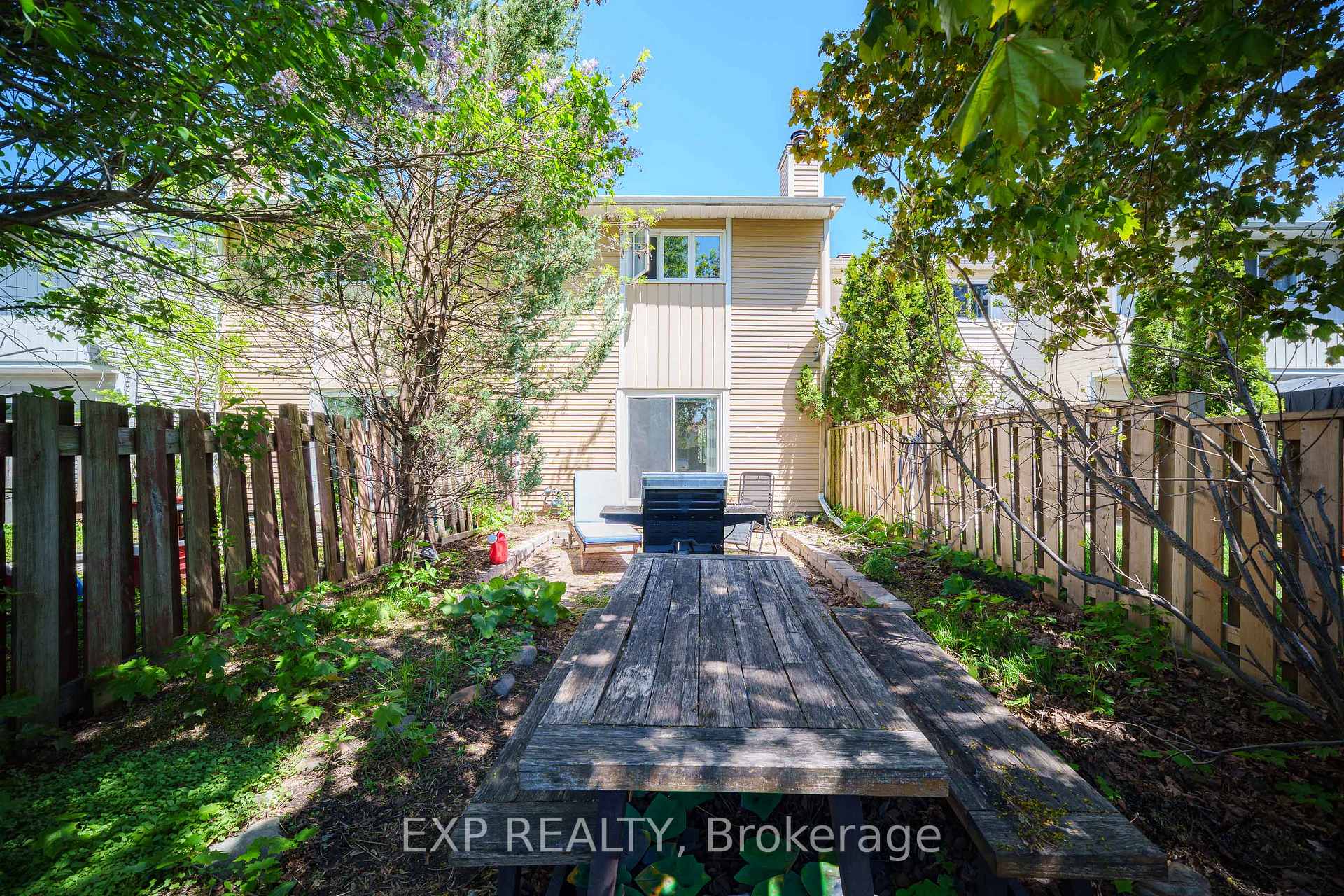 Photo 2 of 6431 Timothy Court, Ottawa, Convent Glen North — HOMEH