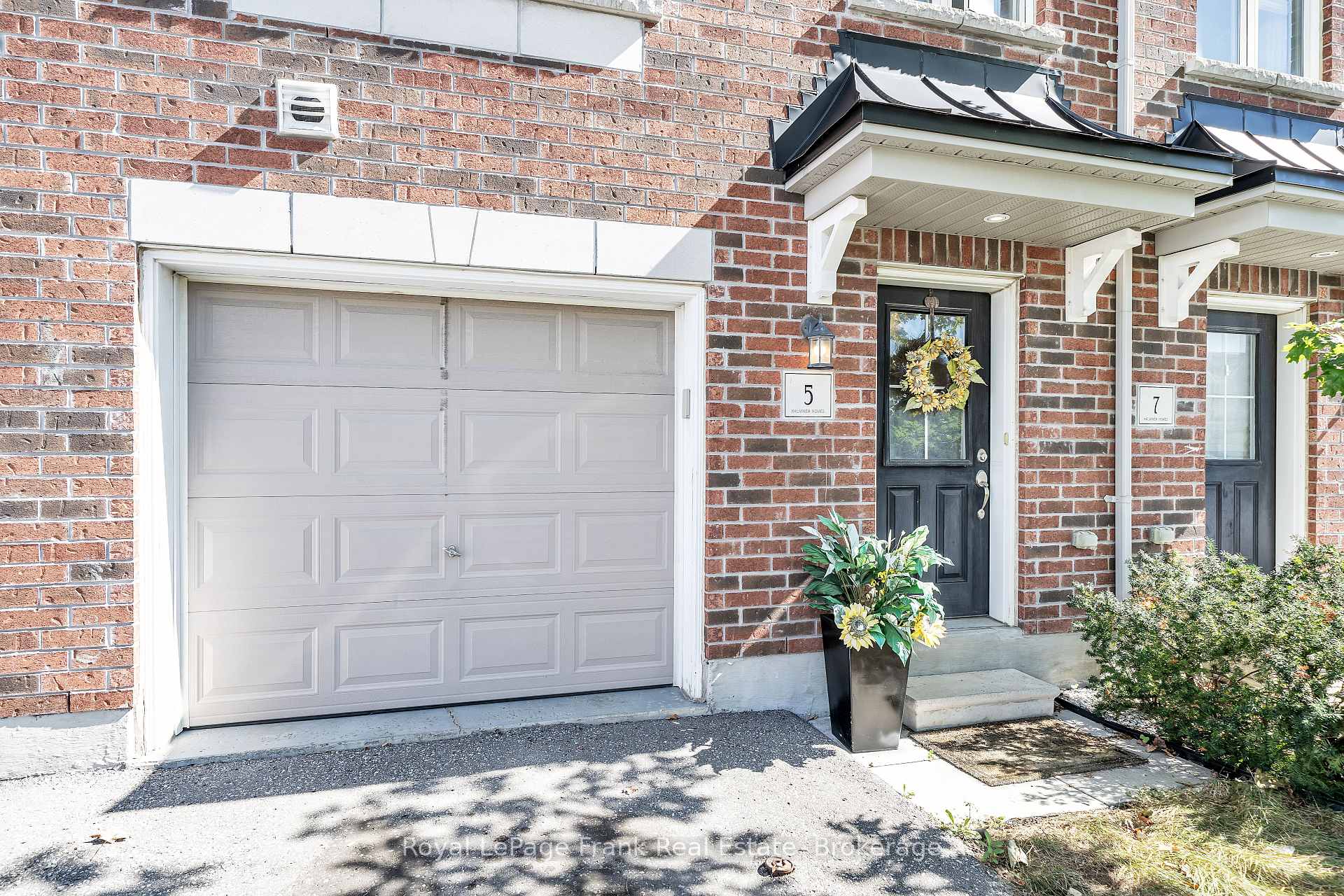 Photo 2 of 5 Markham Trail, Clarington, Bowmanville — HOMEH