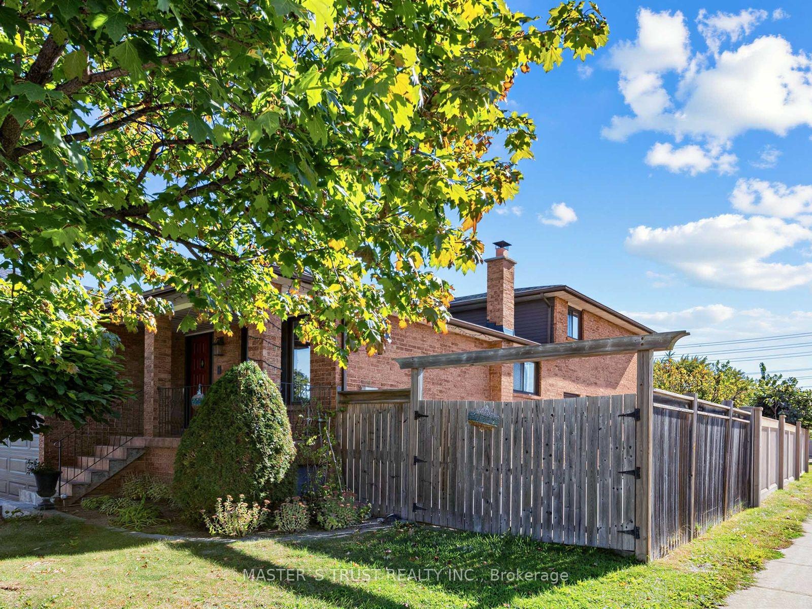 Photo 3 of 858 Wetherby Lane, Mississauga, Rathwood — HOMEH
