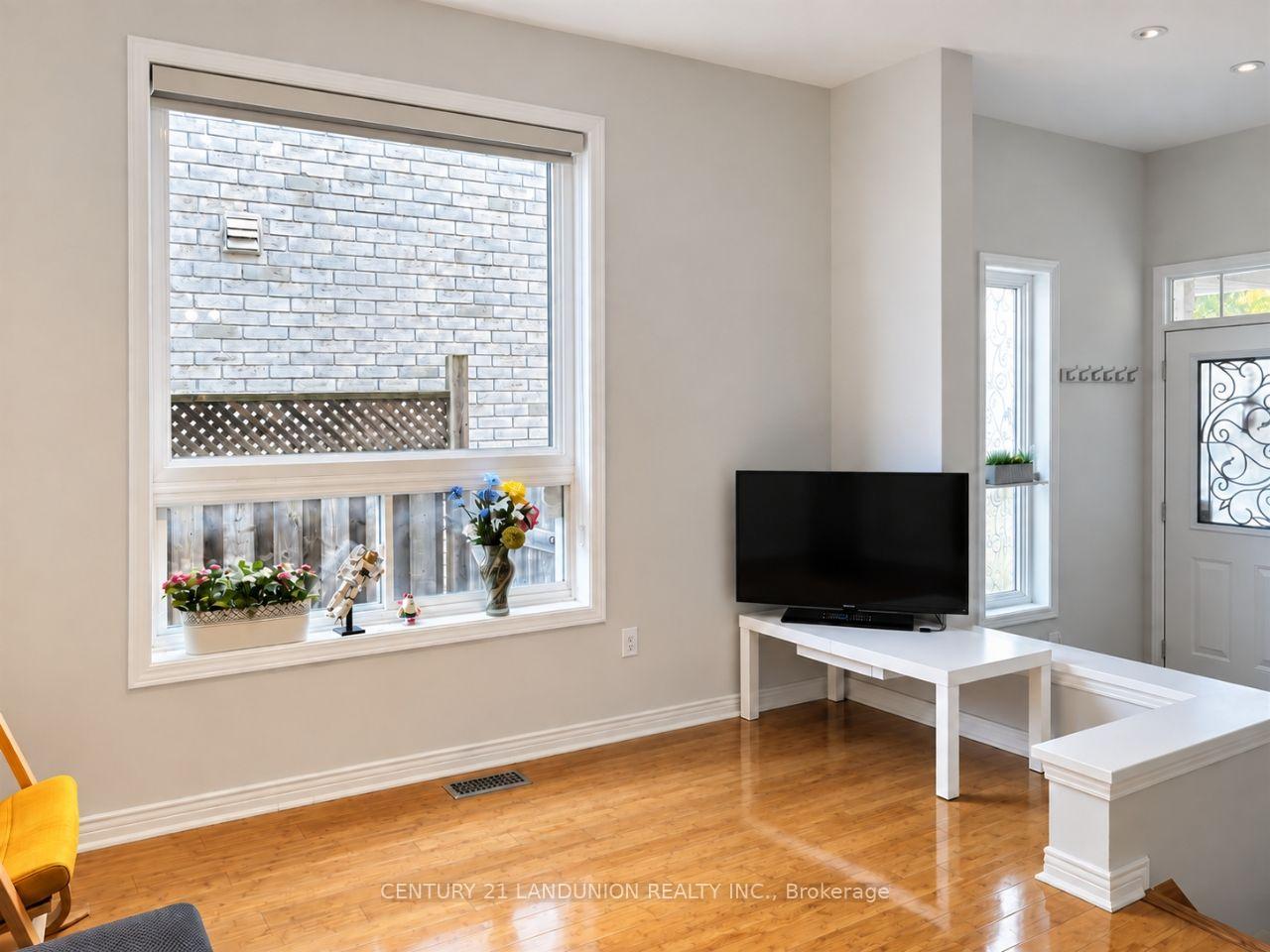 Photo 5 of 52 Kentley Street, Markham, Berczy — HOMEH