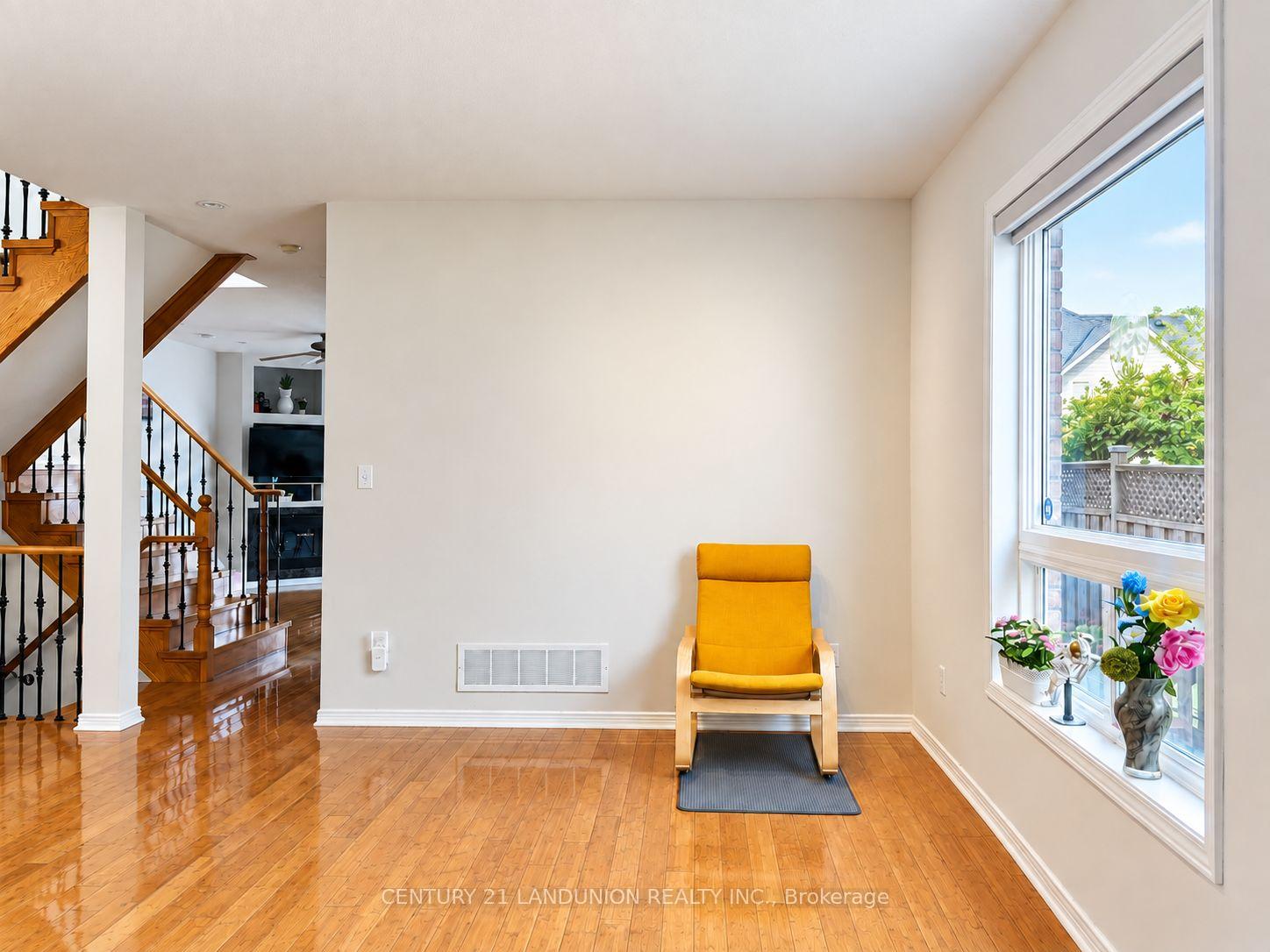 Photo 4 of 52 Kentley Street, Markham, Berczy — HOMEH