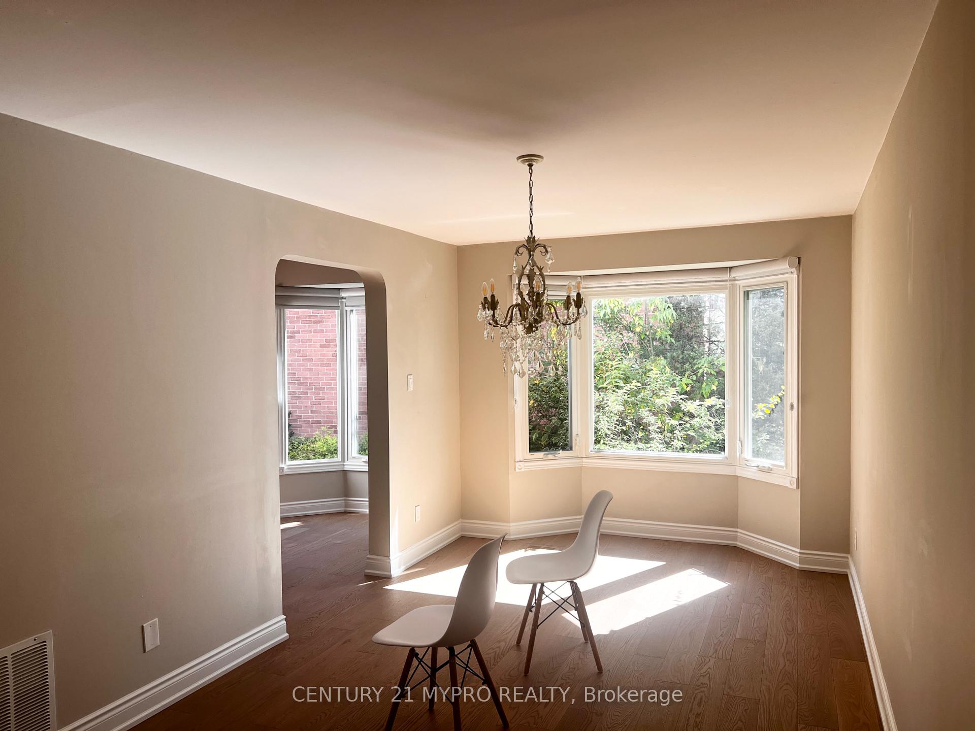 Photo 5 of 163 Romain Crescent, Oakville, College Park — HOMEH