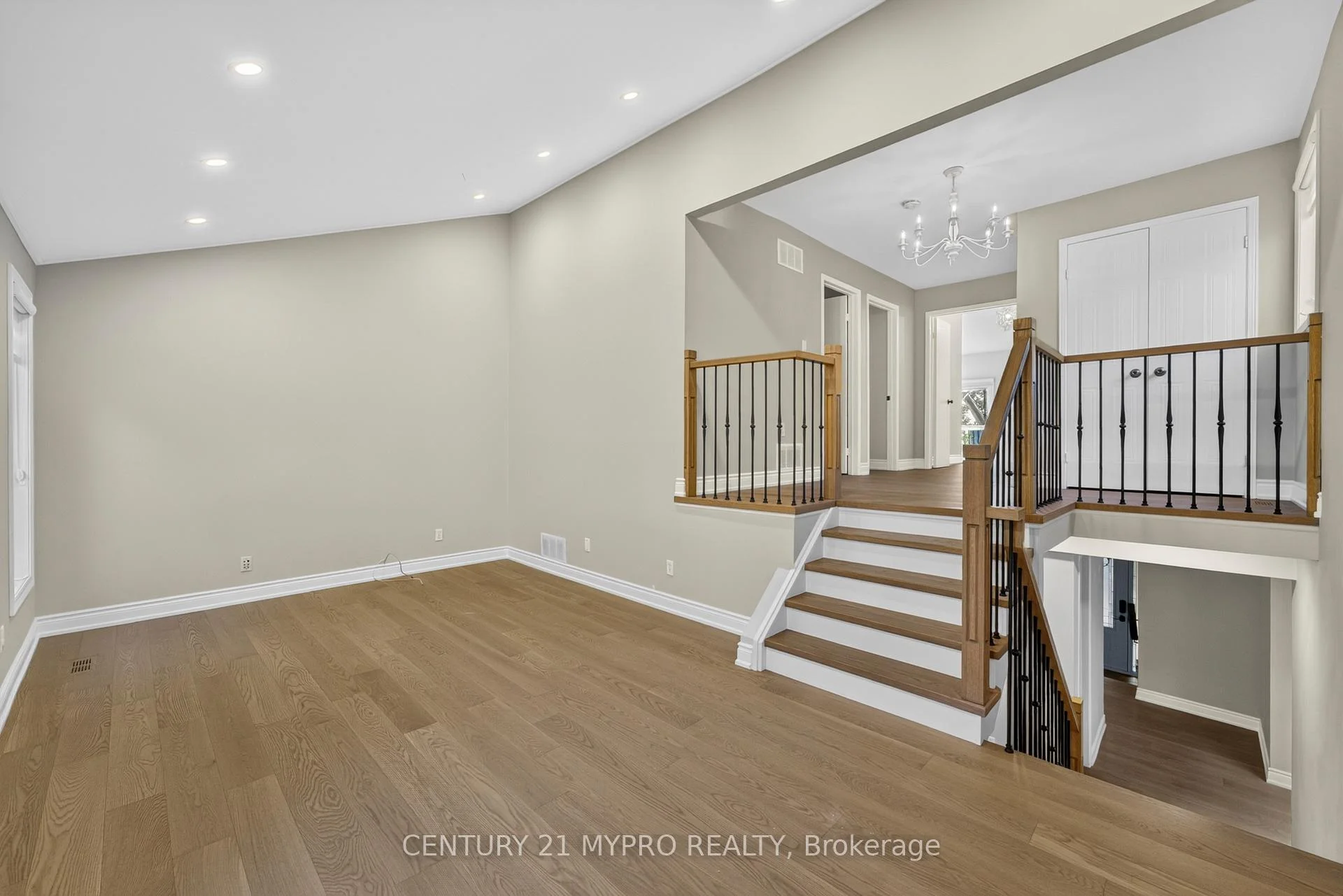 Photo 78 of 163 Romain Crescent, Oakville, College Park — HOMEH