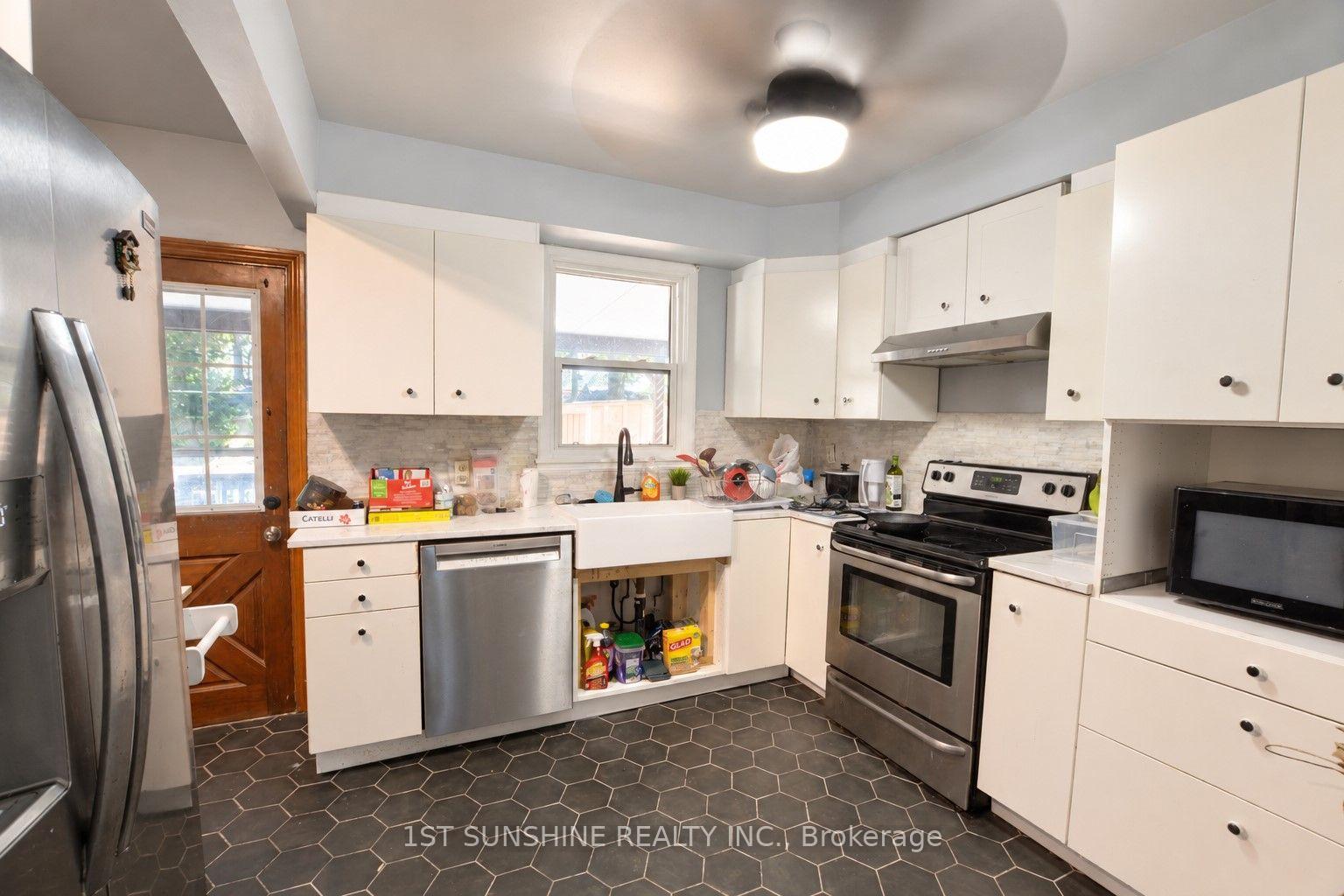 Photo 3 of 22 Parkside Drive, Hamilton, Westdale — HOMEH