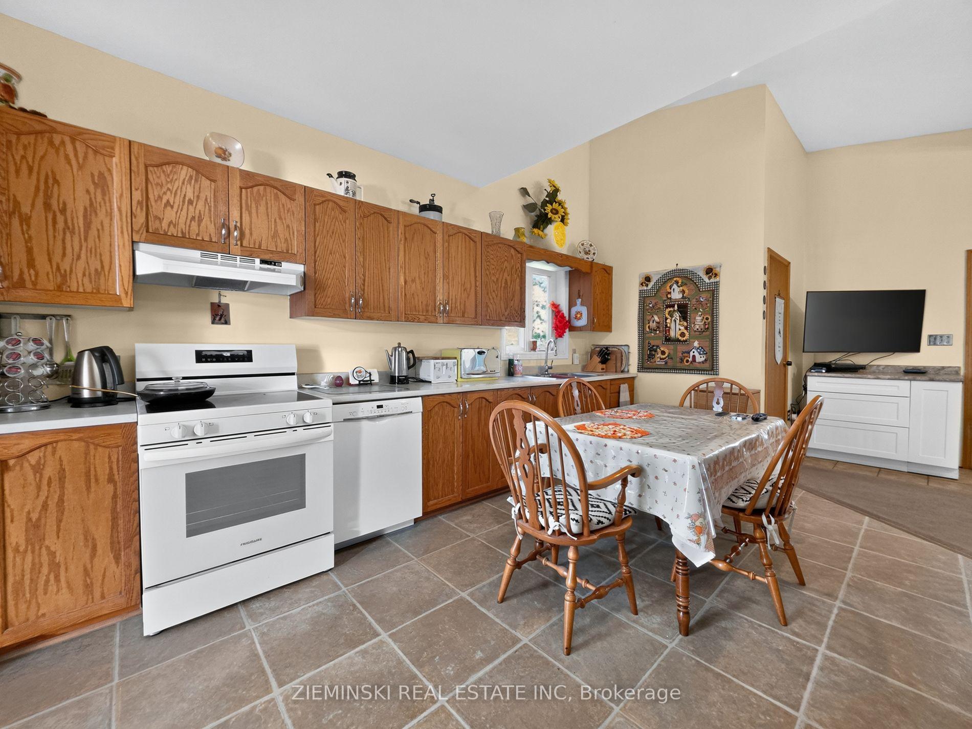 Photo 9 of 484 Eighth Avenue, Black River Matheson, Matheson — HOMEH