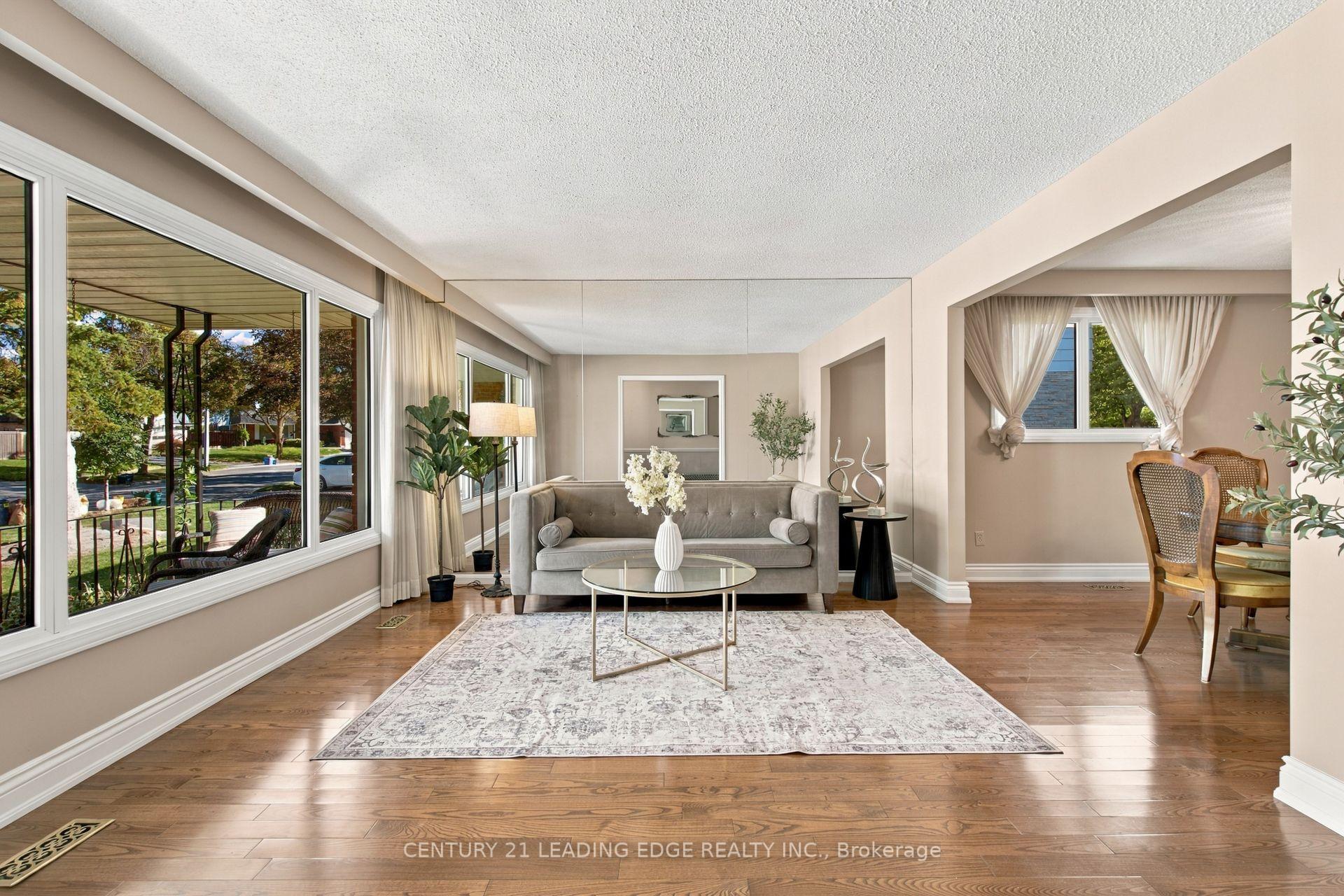 Photo 8 of 90 Pringle Avenue, Markham, Markham Village — HOMEH