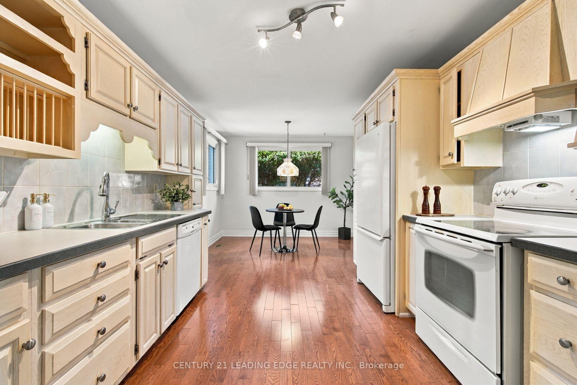 Photo 15 of 90 Pringle Avenue, Markham, Markham Village — HOMEH