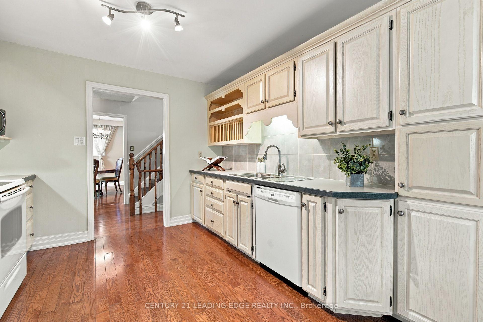 Photo 16 of 90 Pringle Avenue, Markham, Markham Village — HOMEH