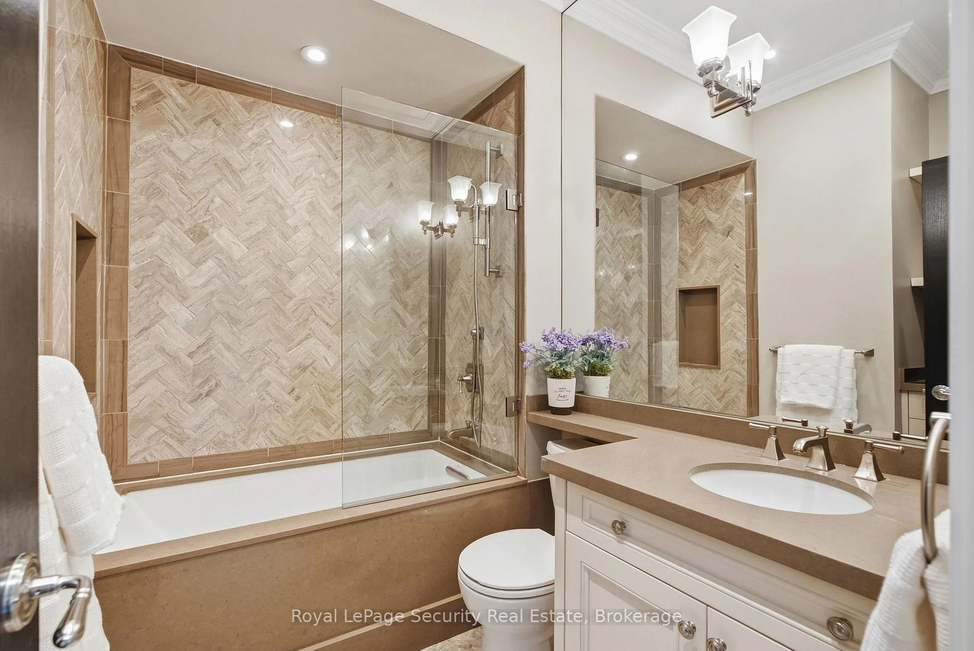 Photo 6 of Unit 16, 645 Davenport Road, Toronto, Casa Loma — HOMEH