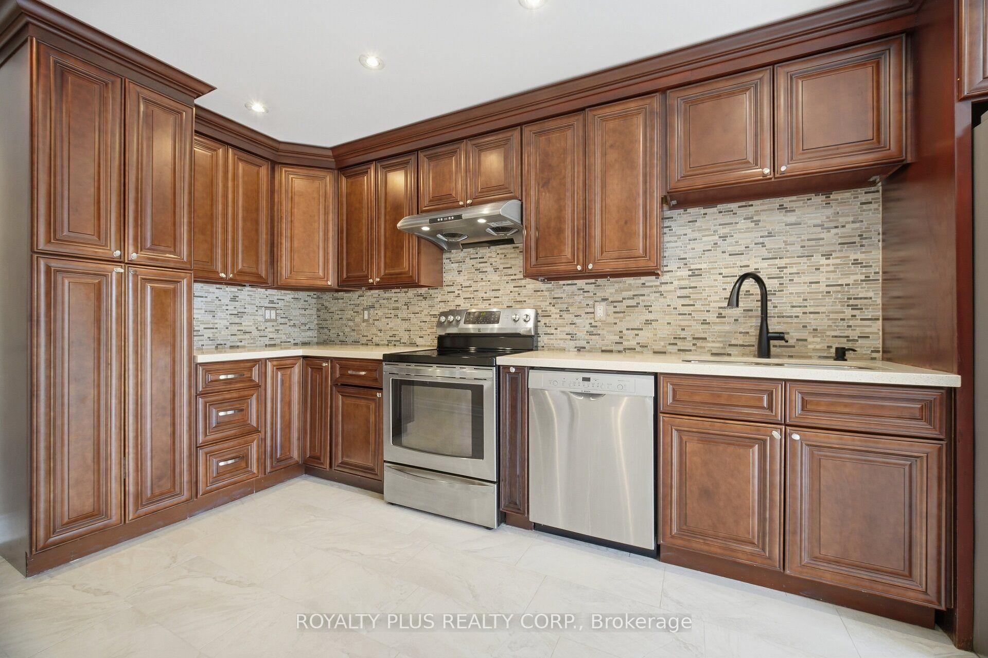 Photo 13 of 77 Arthurs Crescent, Brampton, Fletcher's West — HOMEH